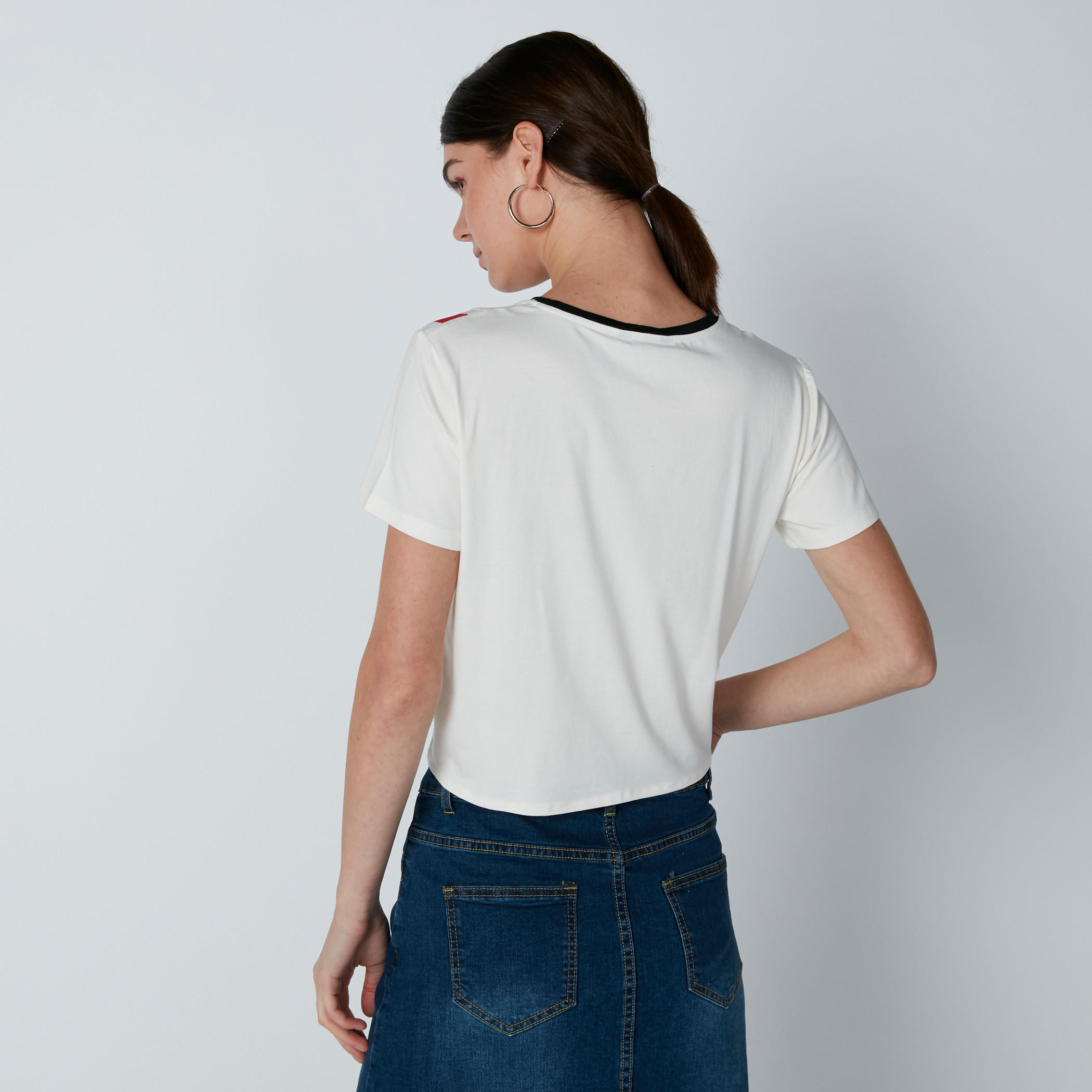 بلوزة قصيرة بأكمام قصيرة ورباط وطبعات جرافيك-women-clothing-tshirts-image-2