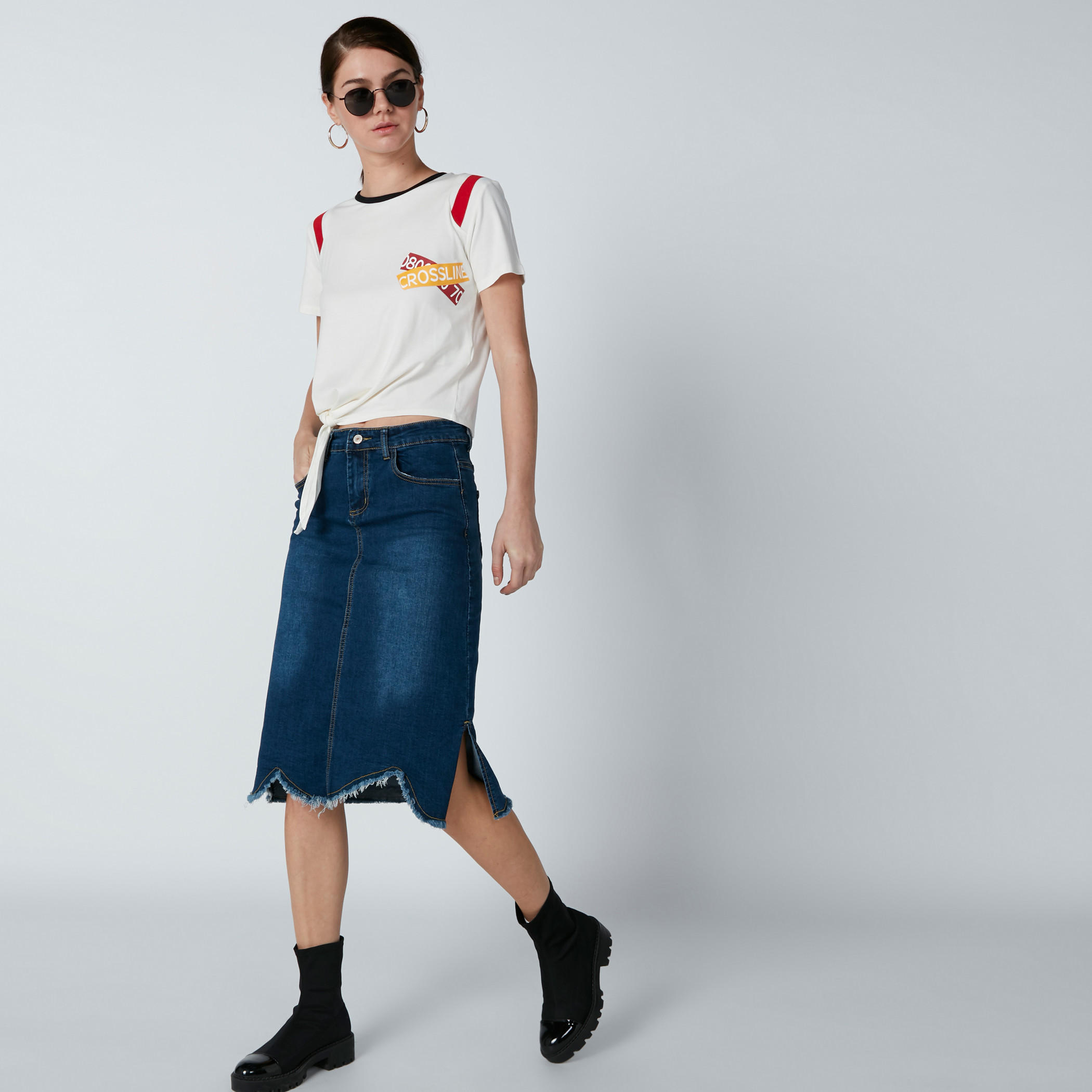 بلوزة قصيرة بأكمام قصيرة ورباط وطبعات جرافيك-women-clothing-tshirts-image-3