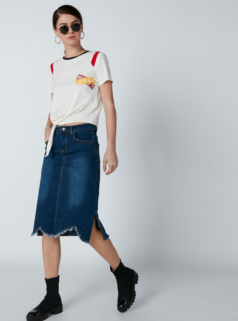 بلوزة قصيرة بأكمام قصيرة ورباط وطبعات جرافيك-women-clothing-tshirts-image-3