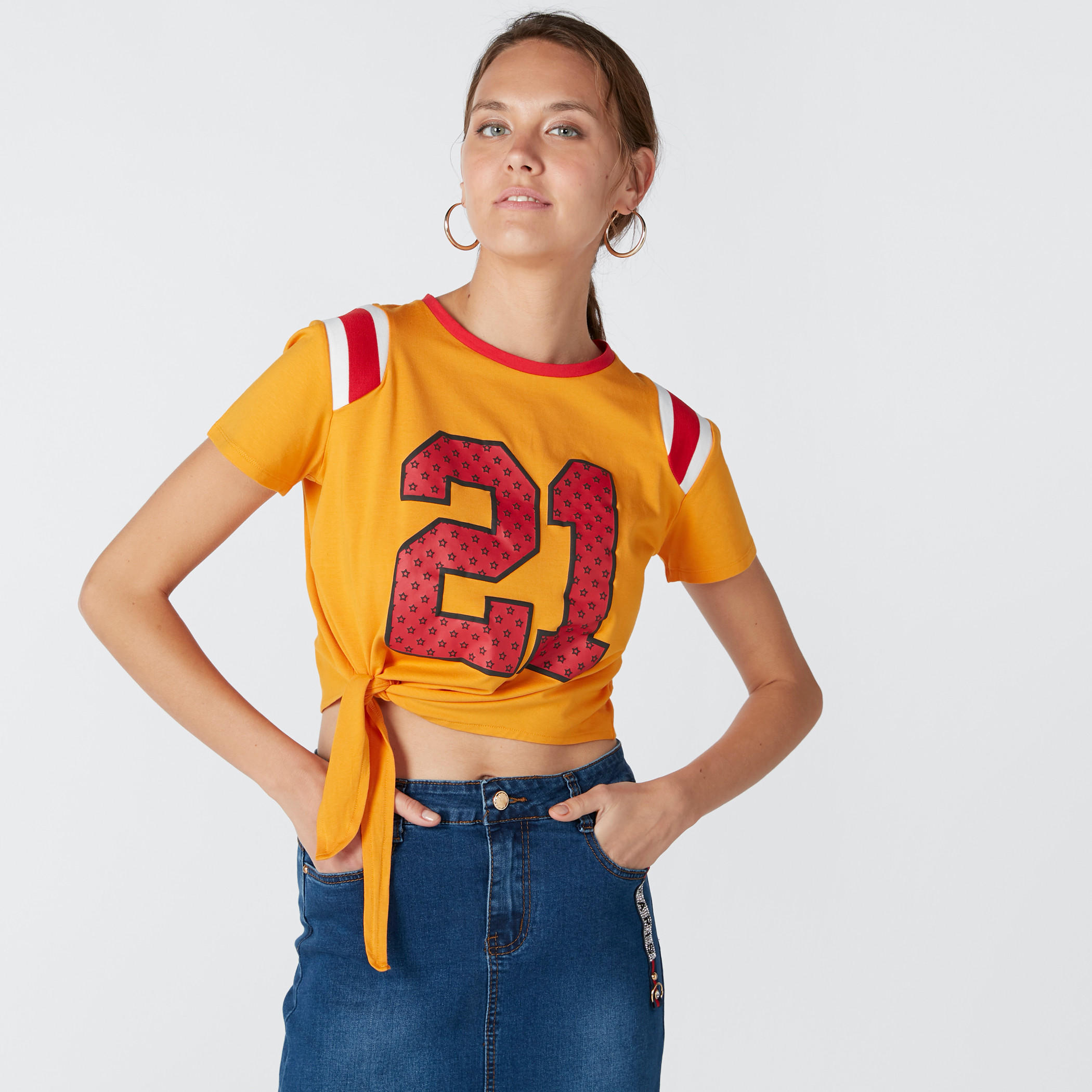 بلوزة قصيرة بأكمام قصيرة وتفاصيل معقودة وطبعات-women-clothing-tshirts-image-1