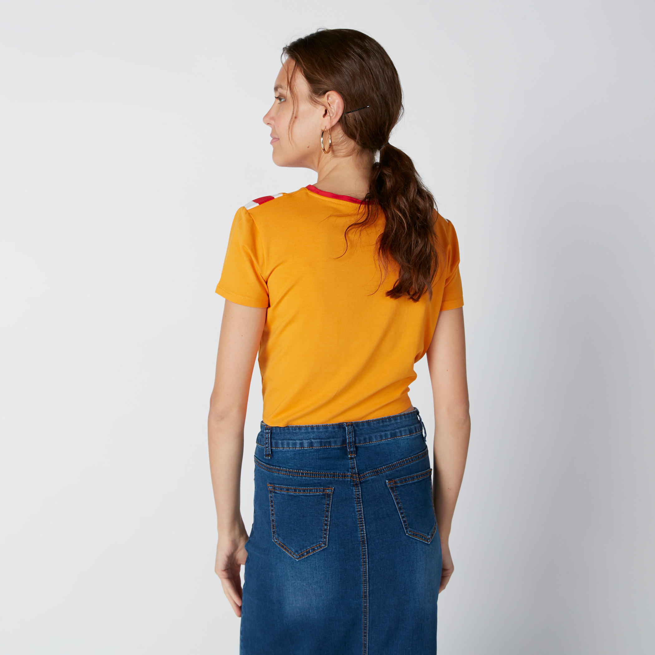بلوزة قصيرة بأكمام قصيرة وتفاصيل معقودة وطبعات-women-clothing-tshirts-image-2
