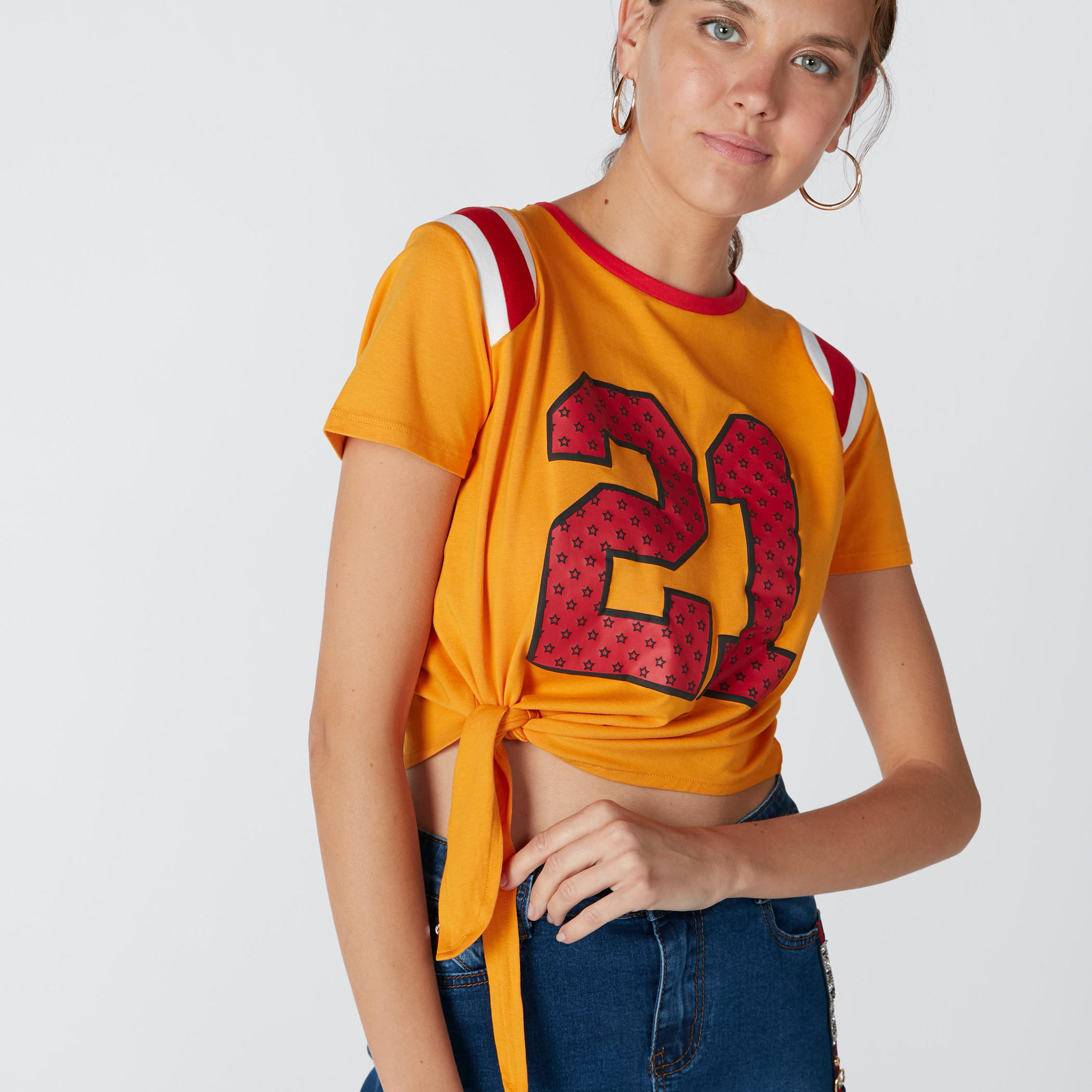 بلوزة قصيرة بأكمام قصيرة وتفاصيل معقودة وطبعات-women-clothing-tshirts-image-4