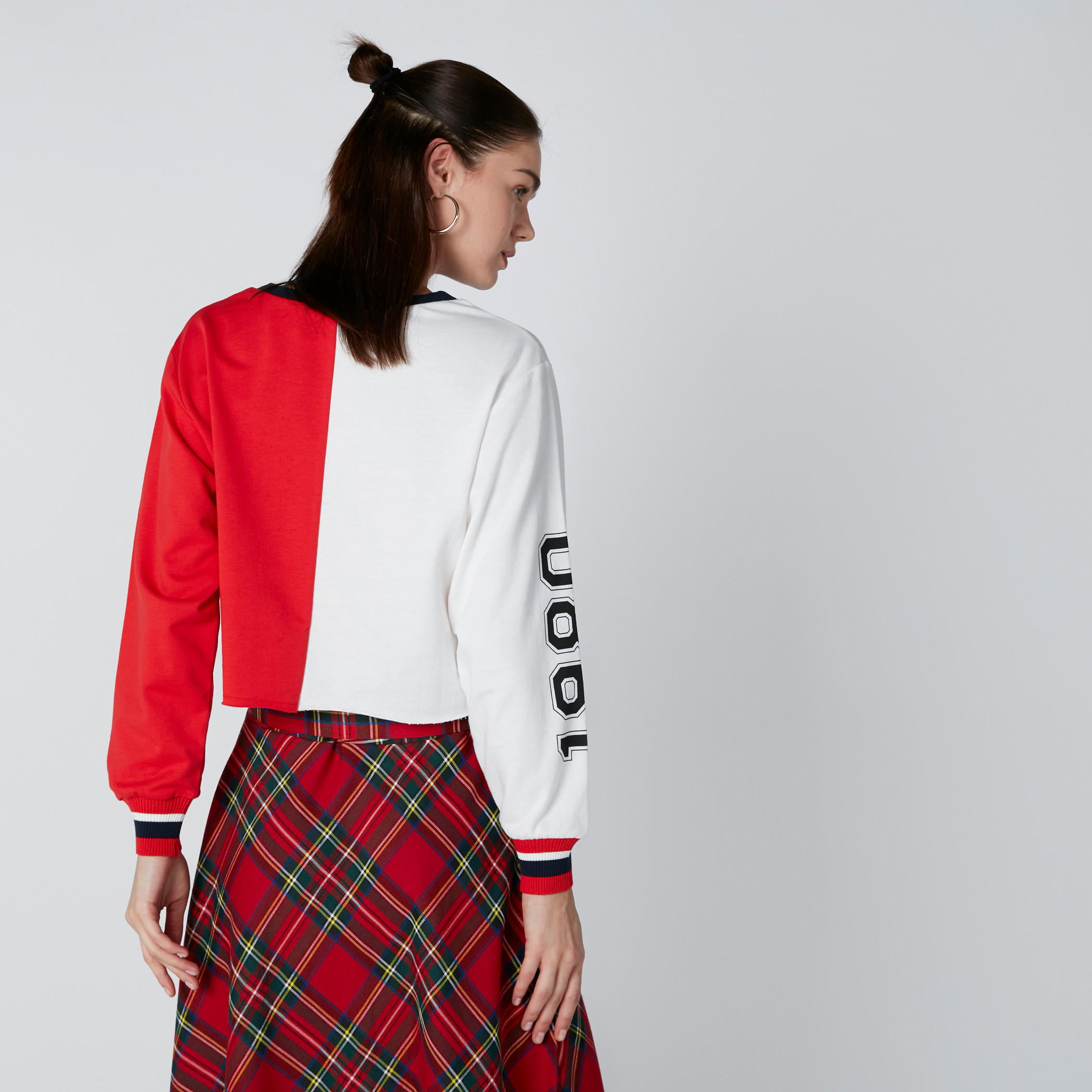 سويت شيرت بلون مزدوج وطبعات 1980 وأكمام طويلة-women-winterwear-hoodiesandsweatshirts-sweatshirts-image-1