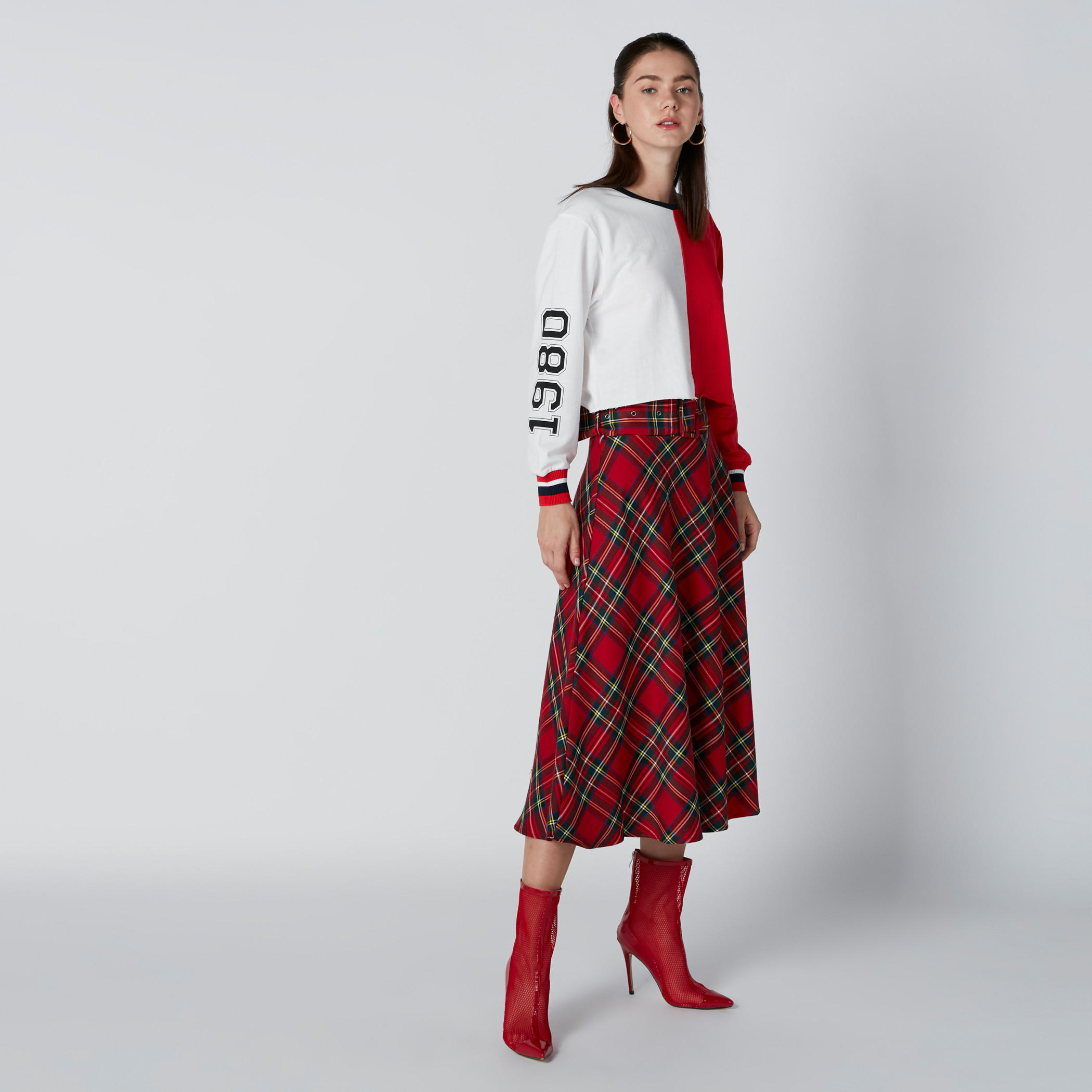 سويت شيرت بلون مزدوج وطبعات 1980 وأكمام طويلة-women-winterwear-hoodiesandsweatshirts-sweatshirts-image-4
