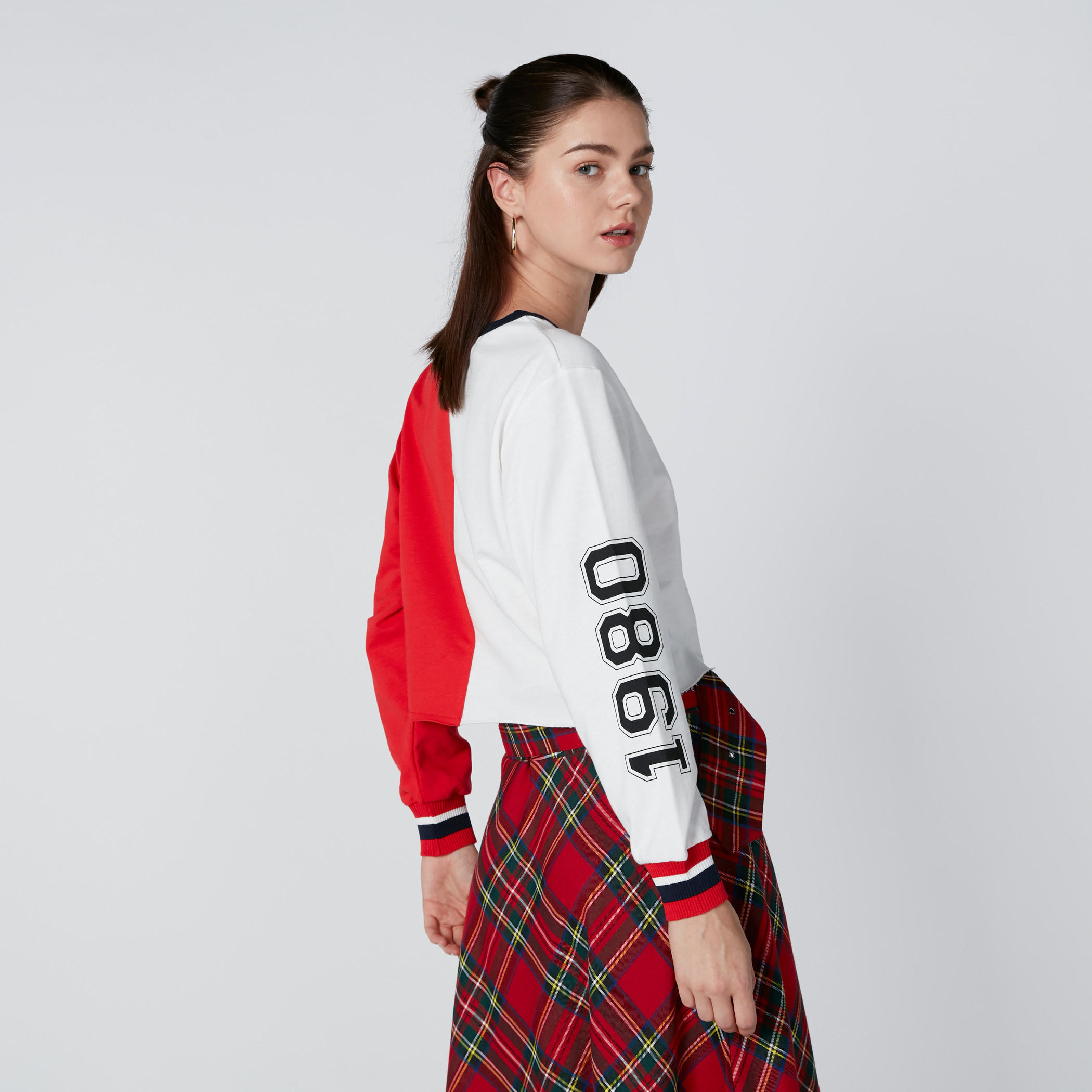 سويت شيرت بلون مزدوج وطبعات 1980 وأكمام طويلة-women-winterwear-hoodiesandsweatshirts-sweatshirts-image-6