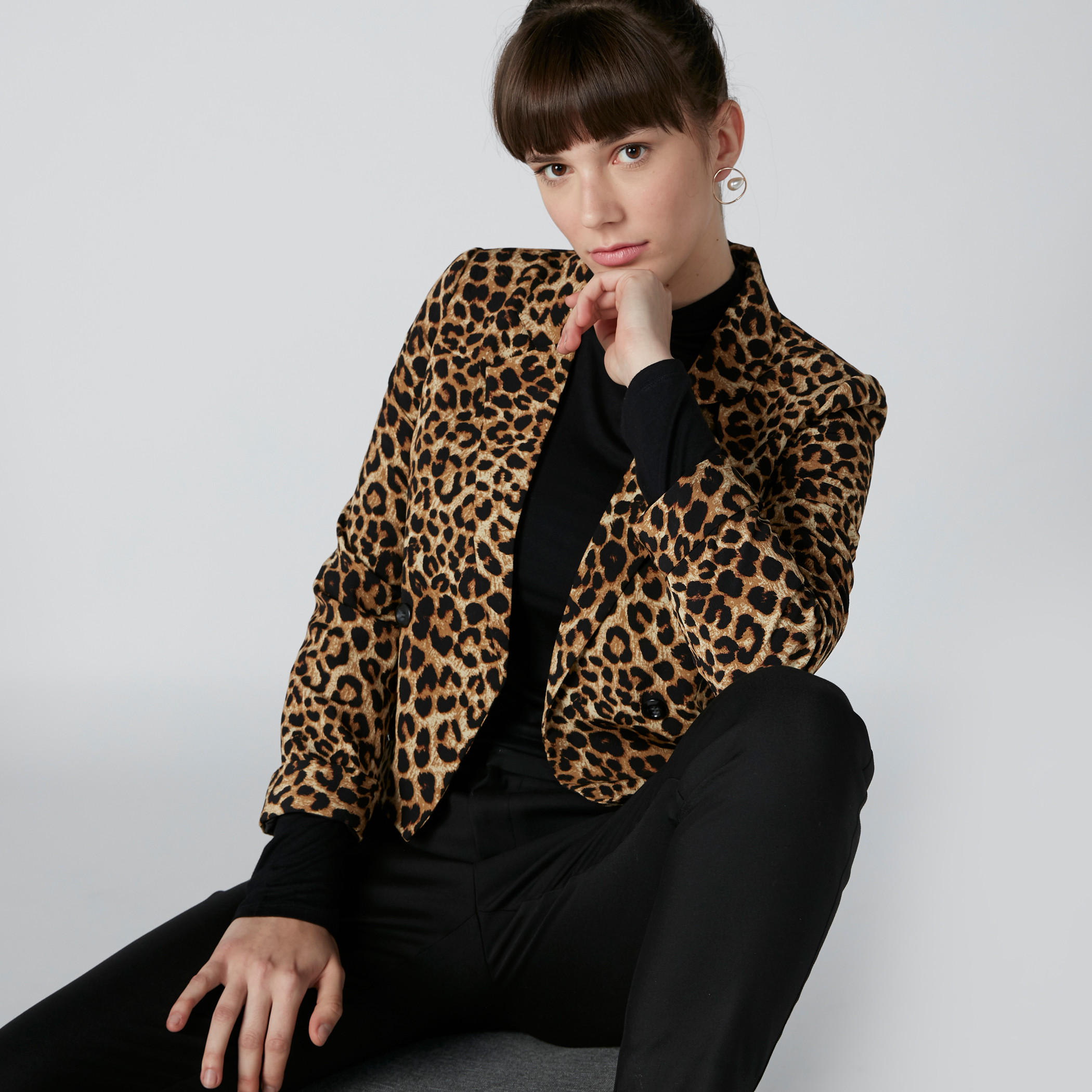 بليزر بقصّة عاديّة وطبعات-women-clothing-coatsandjackets-blazers-image-1