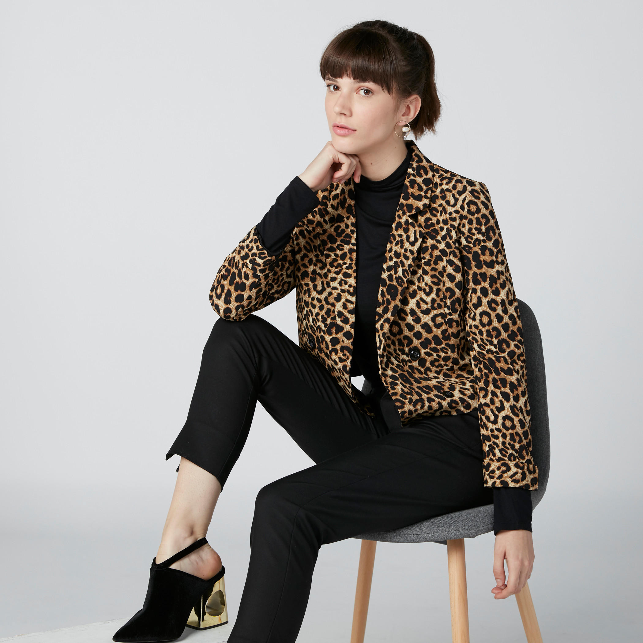 بليزر بقصّة عاديّة وطبعات-women-clothing-coatsandjackets-blazers-image-3