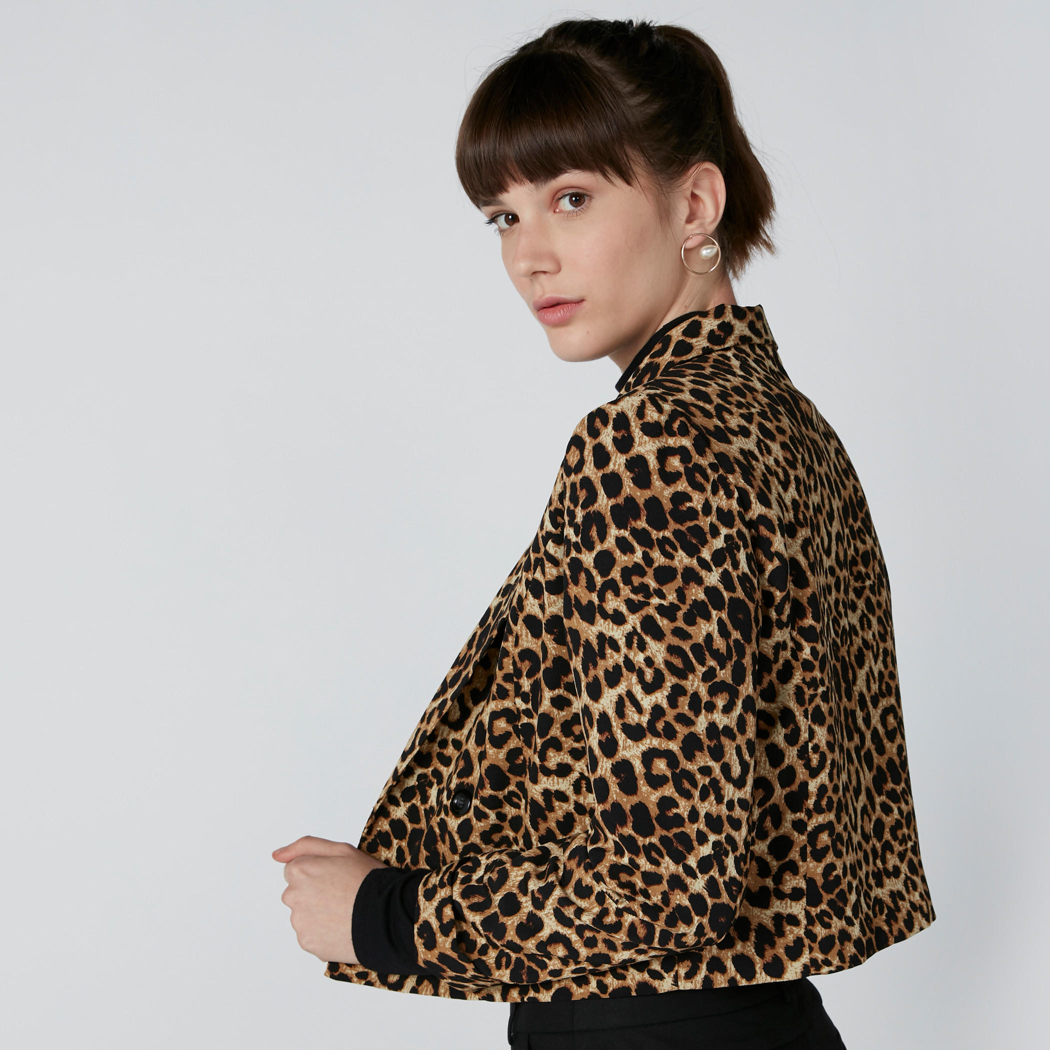 بليزر بقصّة عاديّة وطبعات-women-clothing-coatsandjackets-blazers-image-4