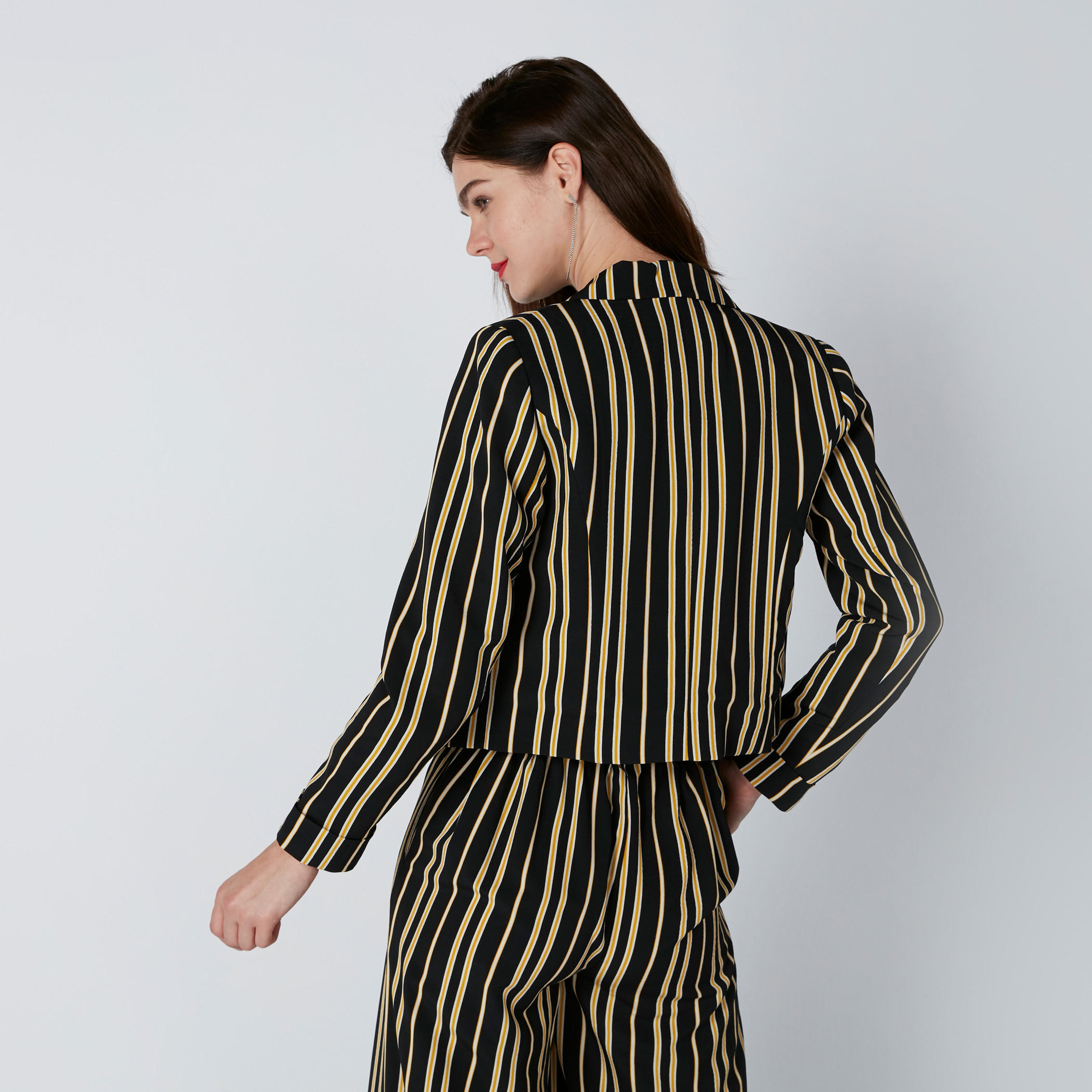 بليزر رسمي مقلّم بأكمام طويلة وأزرار-women-clothing-coatsandjackets-blazers-image-2