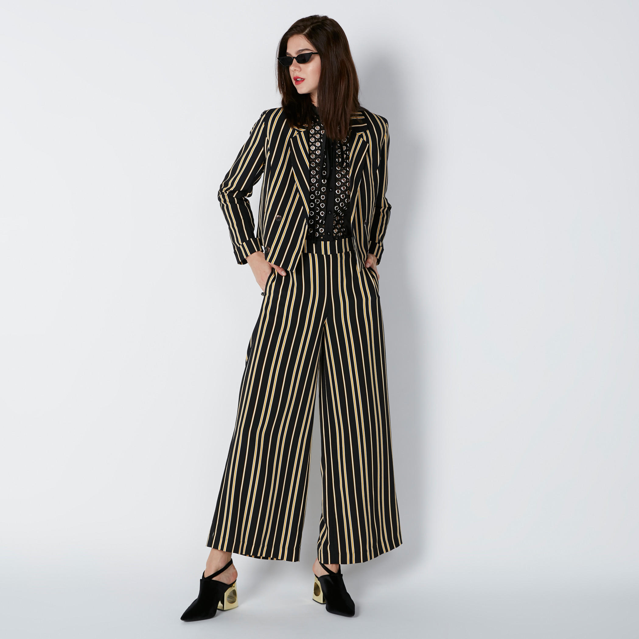 بليزر رسمي مقلّم بأكمام طويلة وأزرار-women-clothing-coatsandjackets-blazers-image-3