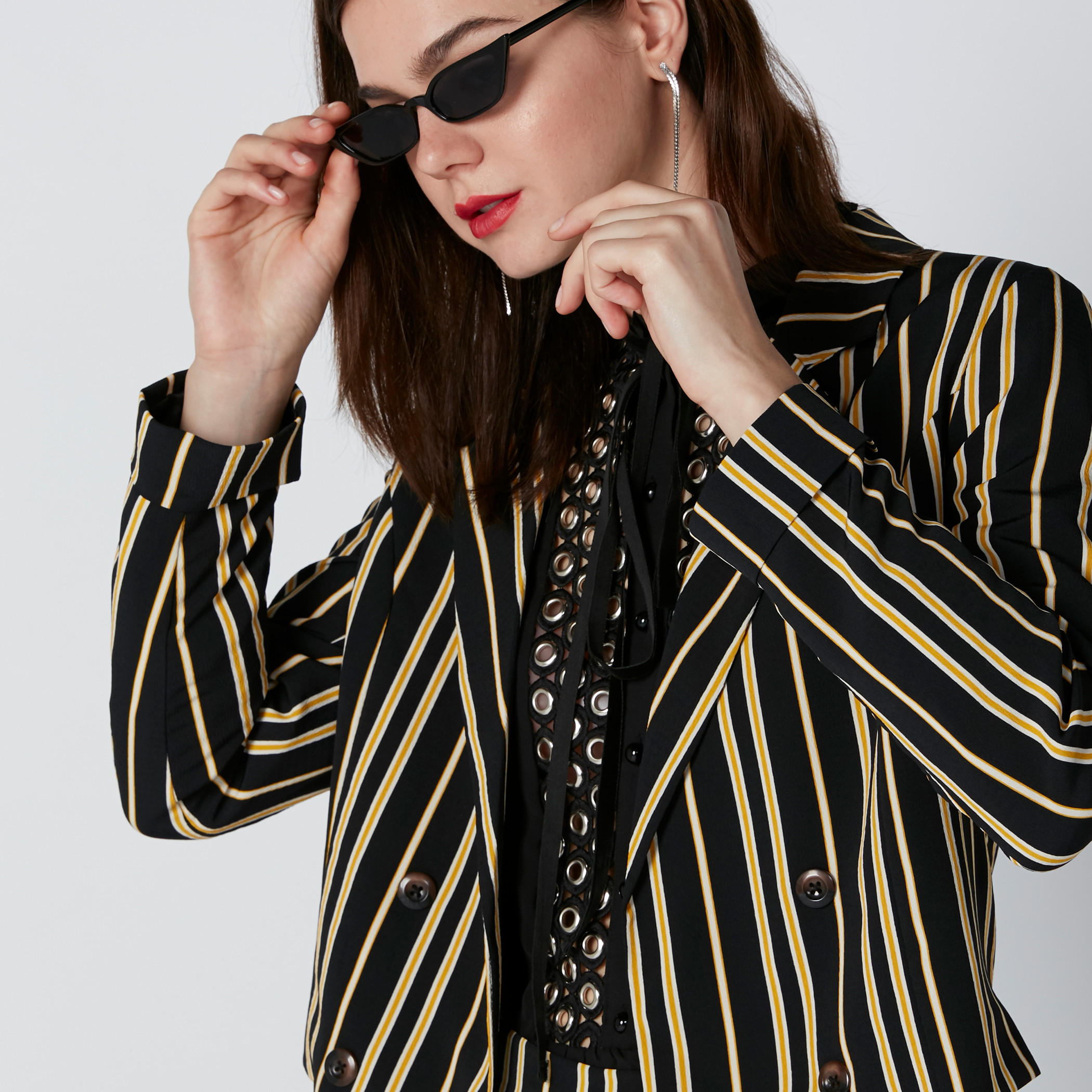بليزر رسمي مقلّم بأكمام طويلة وأزرار-women-clothing-coatsandjackets-blazers-image-4