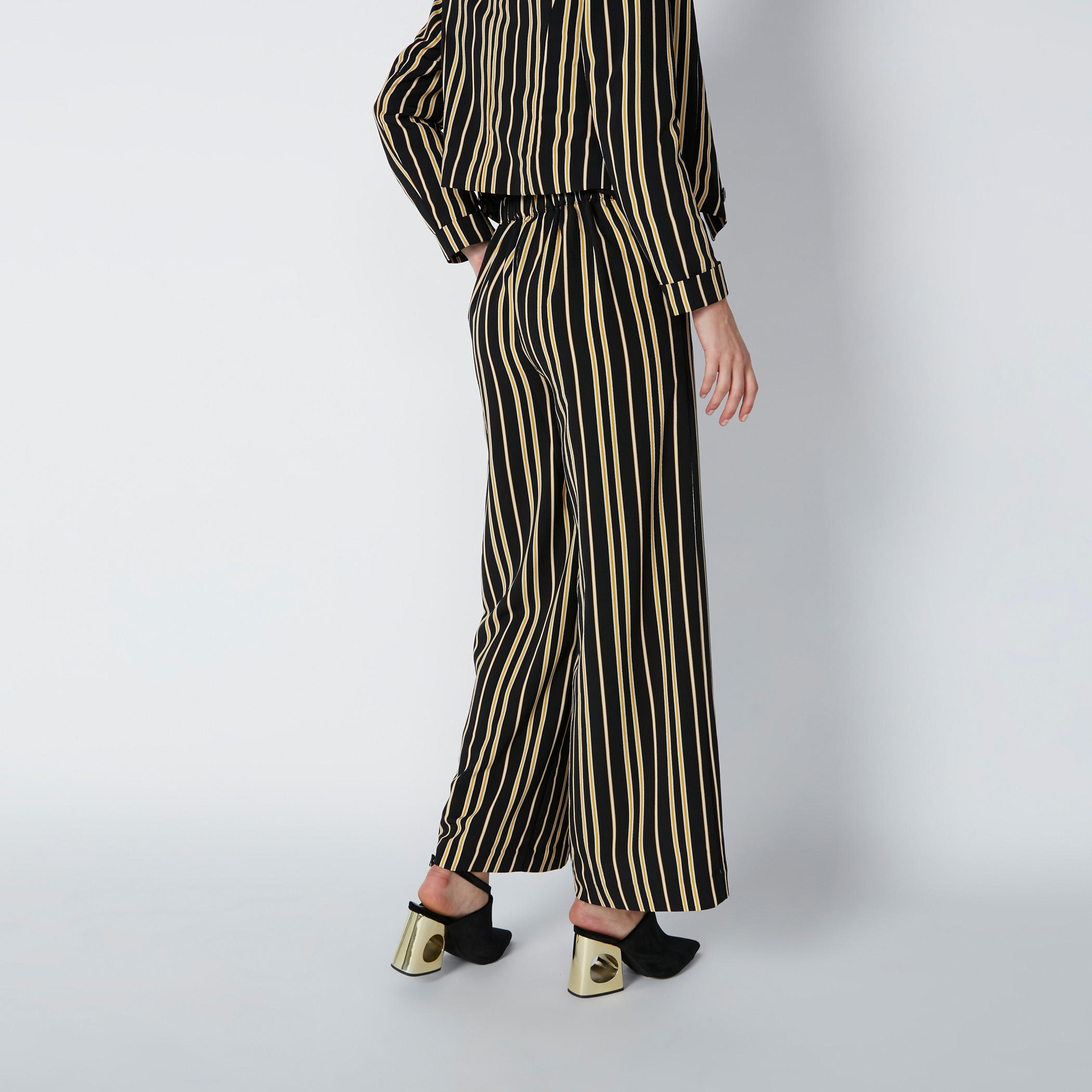 بنطال بالازو مقلّم بقصّة واسعة وخصر مرتفع-women-clothing-bottoms-trousers-image-2