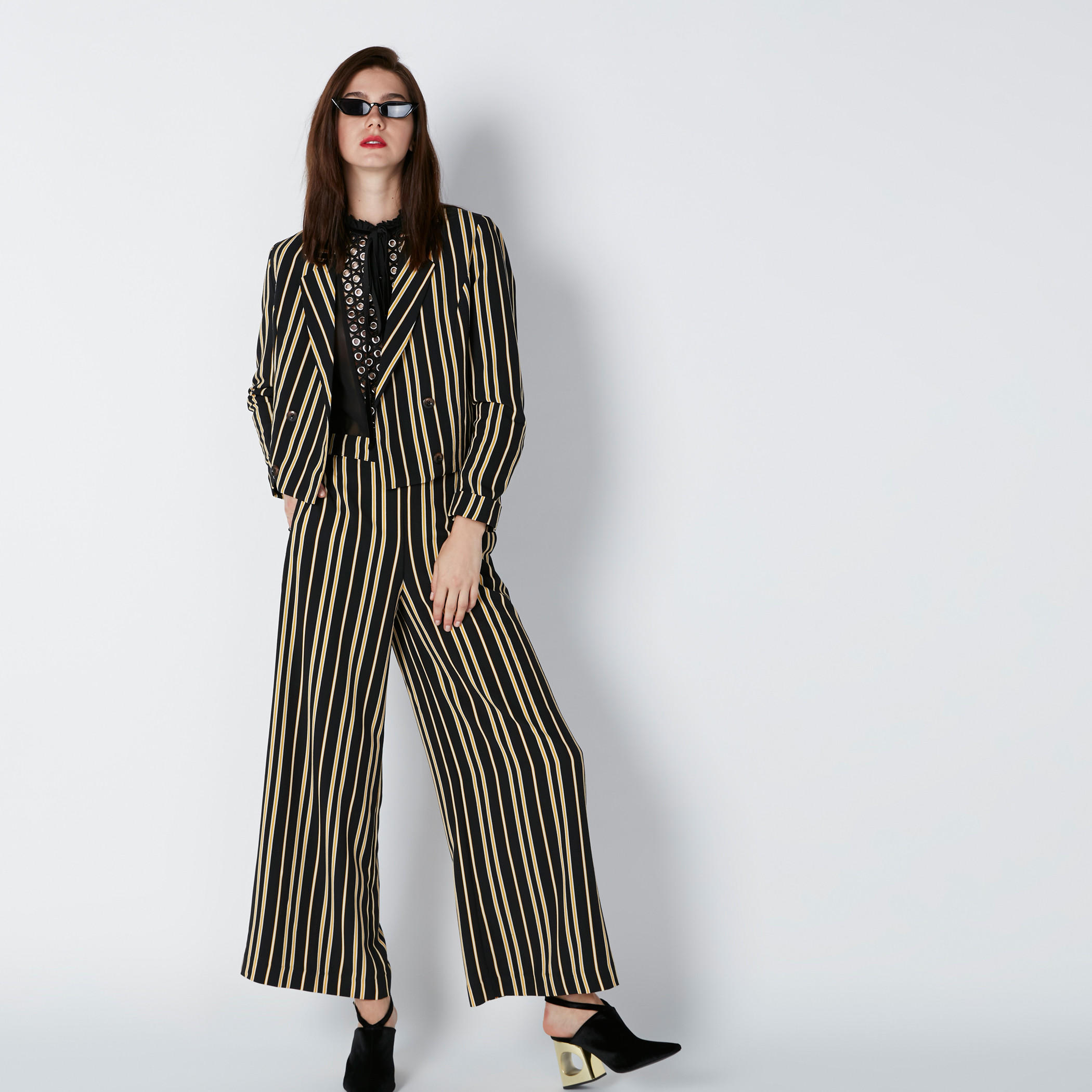 بنطال بالازو مقلّم بقصّة واسعة وخصر مرتفع-women-clothing-bottoms-trousers-image-3