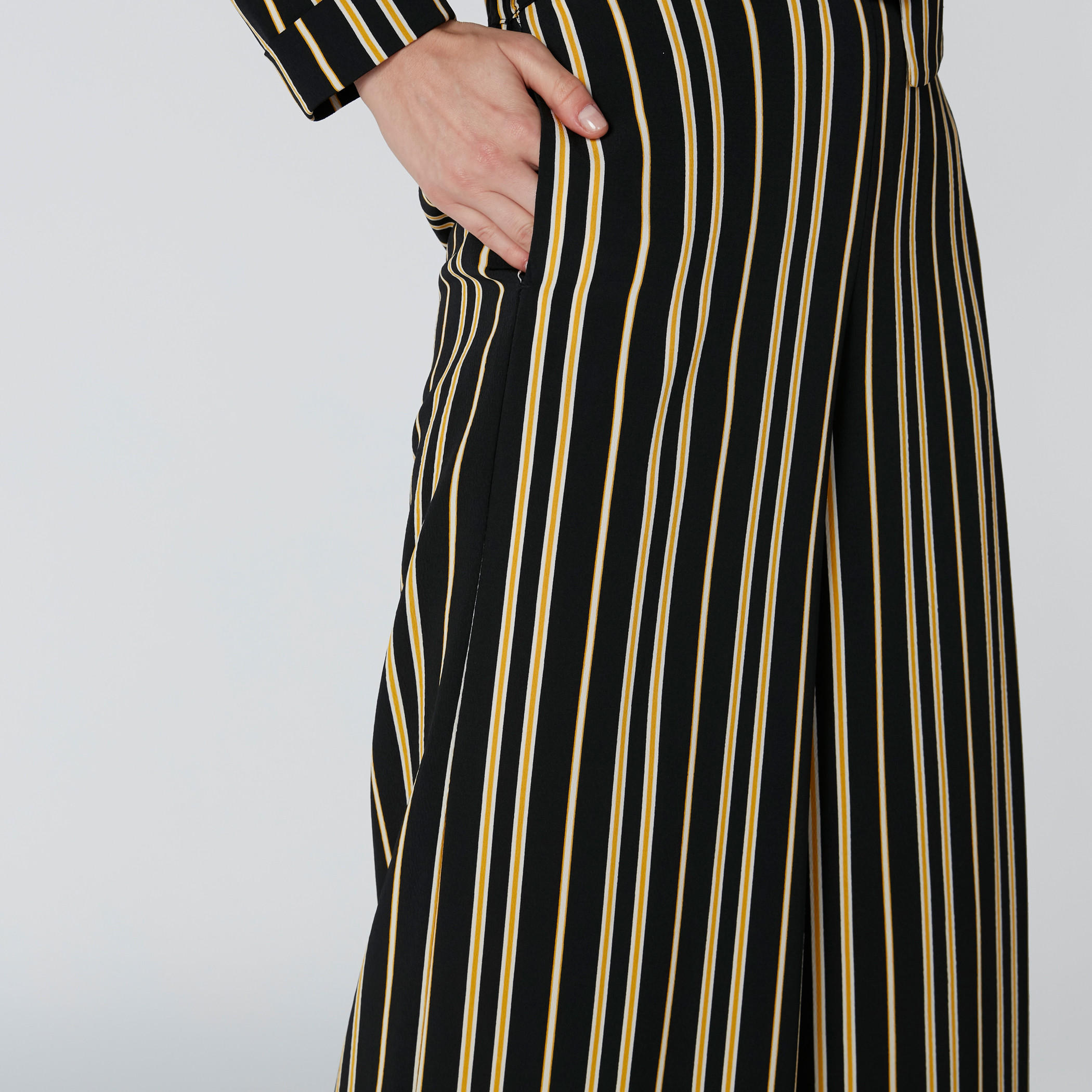 بنطال بالازو مقلّم بقصّة واسعة وخصر مرتفع-women-clothing-bottoms-trousers-image-4