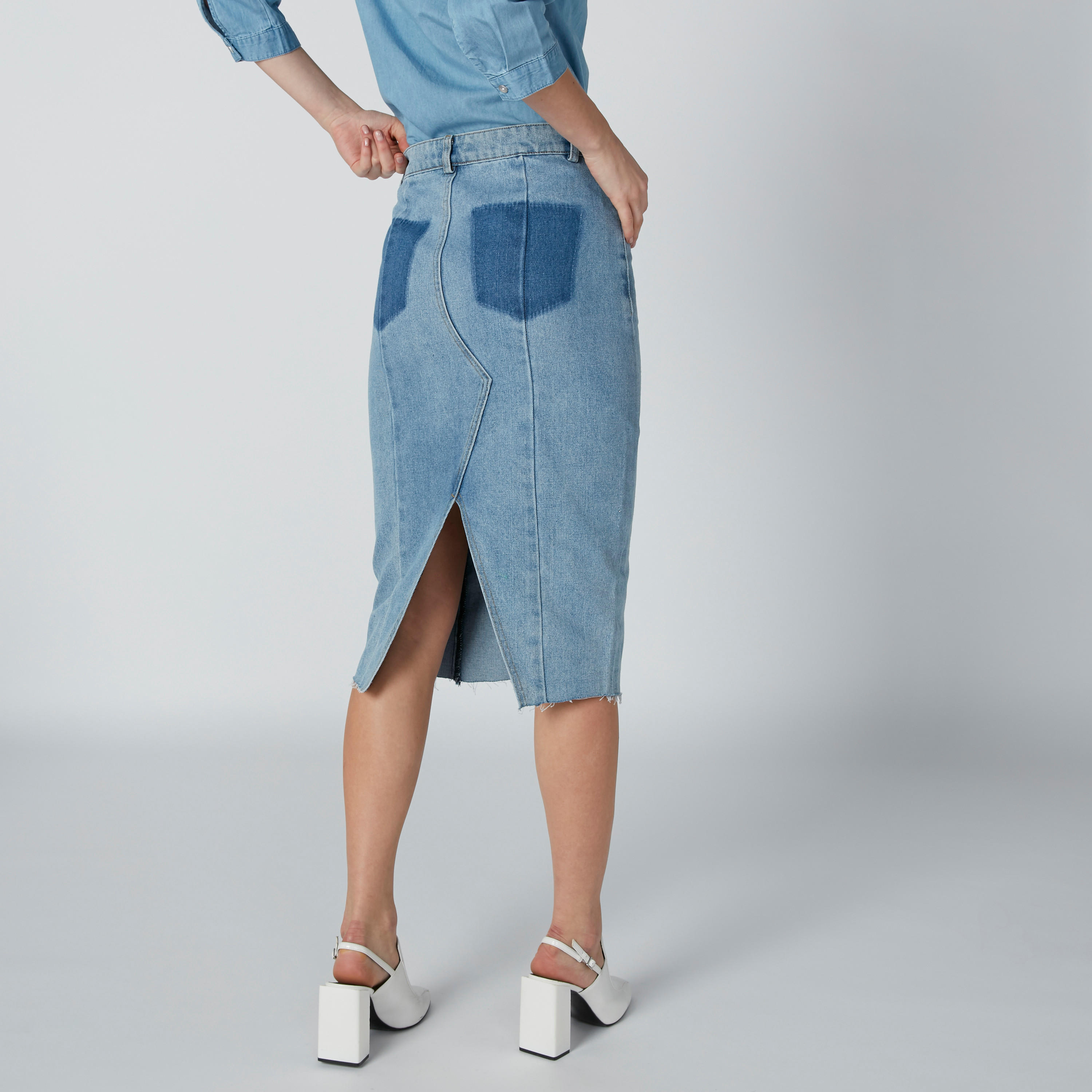 تنورة دينم ضيّقة متوسطة الطول بفتحة وجيوب-women-clothing-bottoms-skirts-image-1