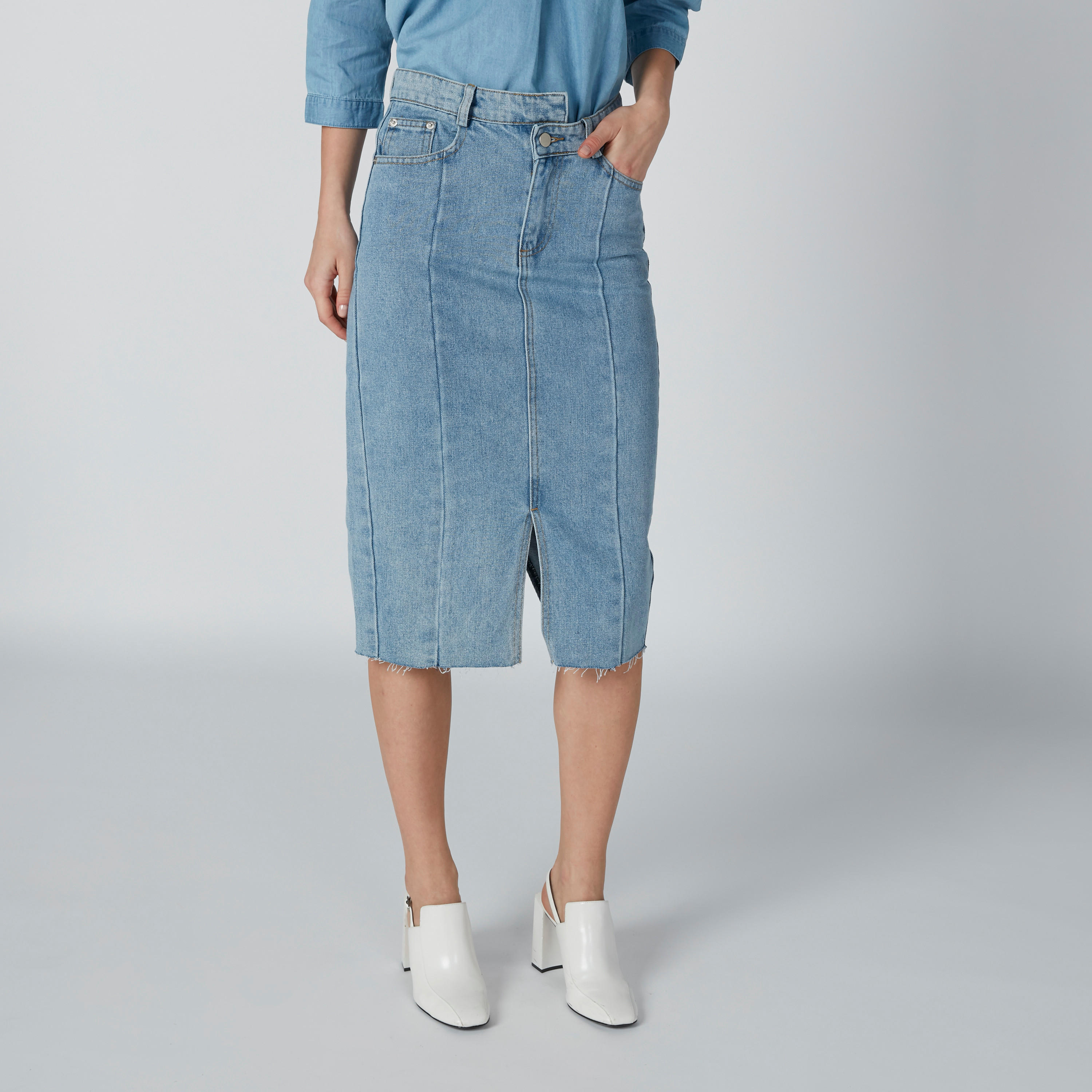 تنورة دينم ضيّقة متوسطة الطول بفتحة وجيوب-women-clothing-bottoms-skirts-image-3