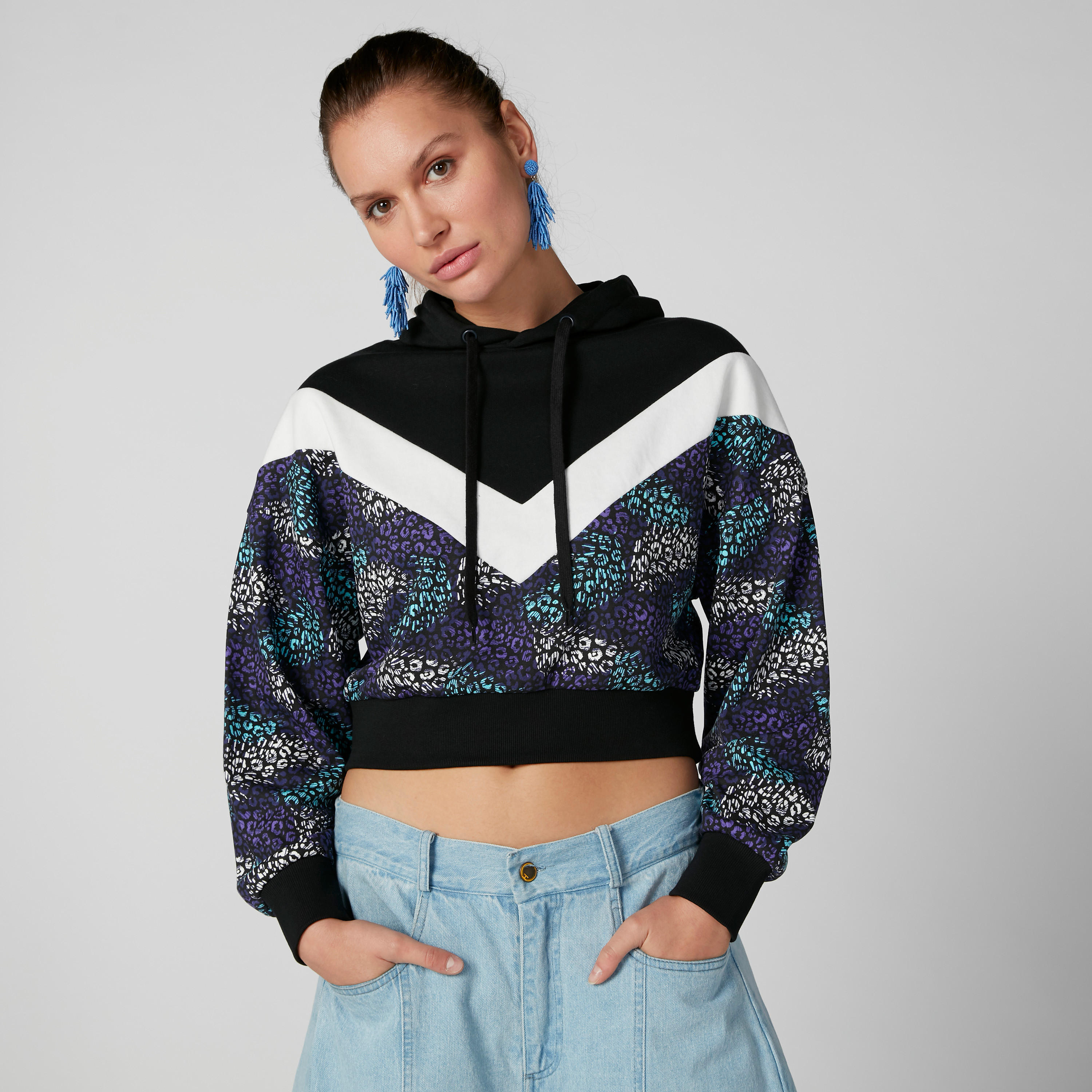 سويت شيرت قصير بطبعات وأكمام طويلة وقبعة-women-winterwear-hoodiesandsweatshirts-hoodies-image-1