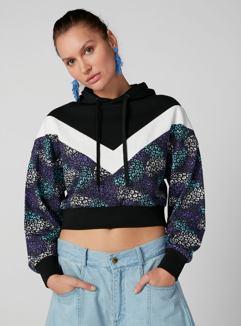 سويت شيرت قصير بطبعات وأكمام طويلة وقبعة-women-winterwear-hoodiesandsweatshirts-hoodies-image-1
