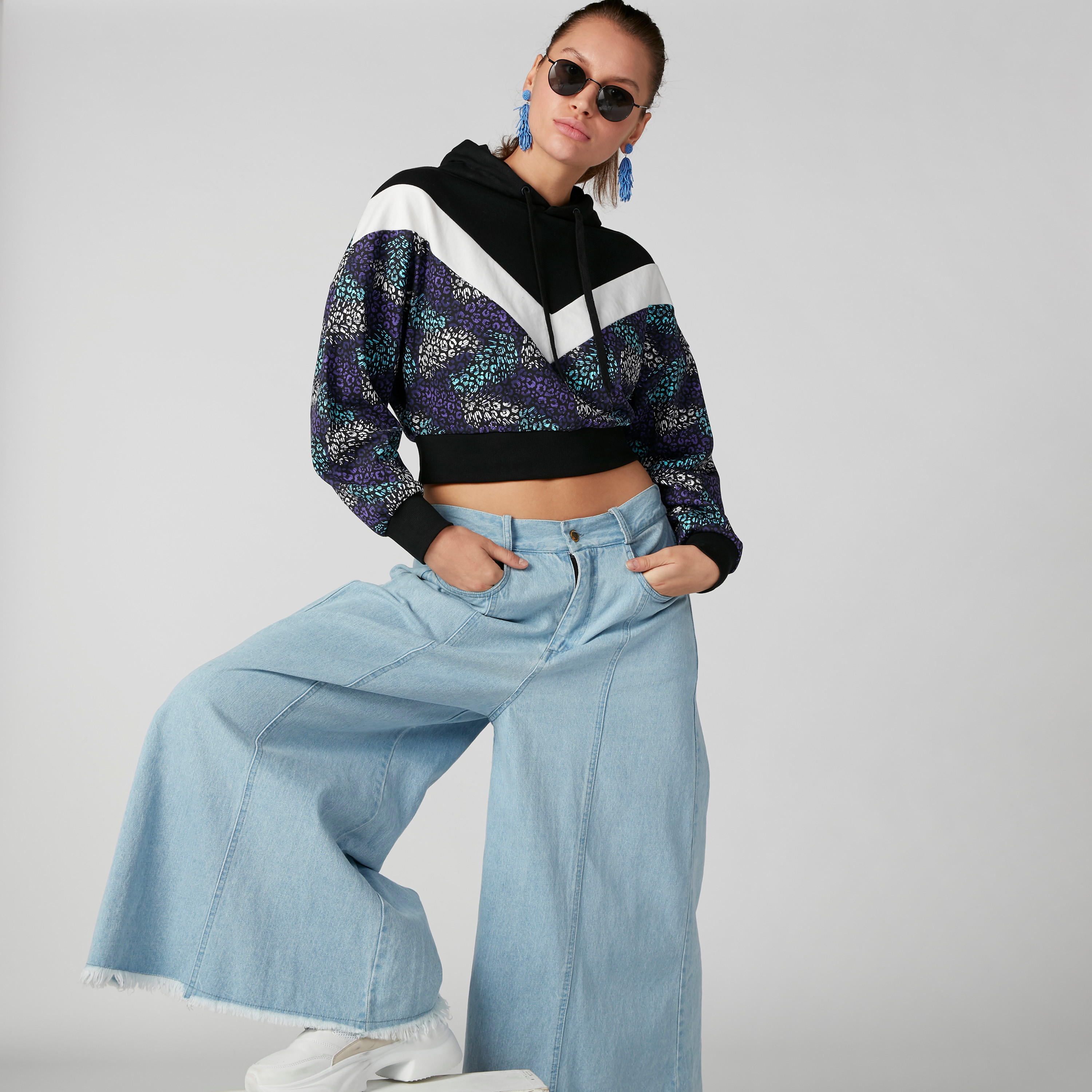 سويت شيرت قصير بطبعات وأكمام طويلة وقبعة-women-winterwear-hoodiesandsweatshirts-hoodies-image-3