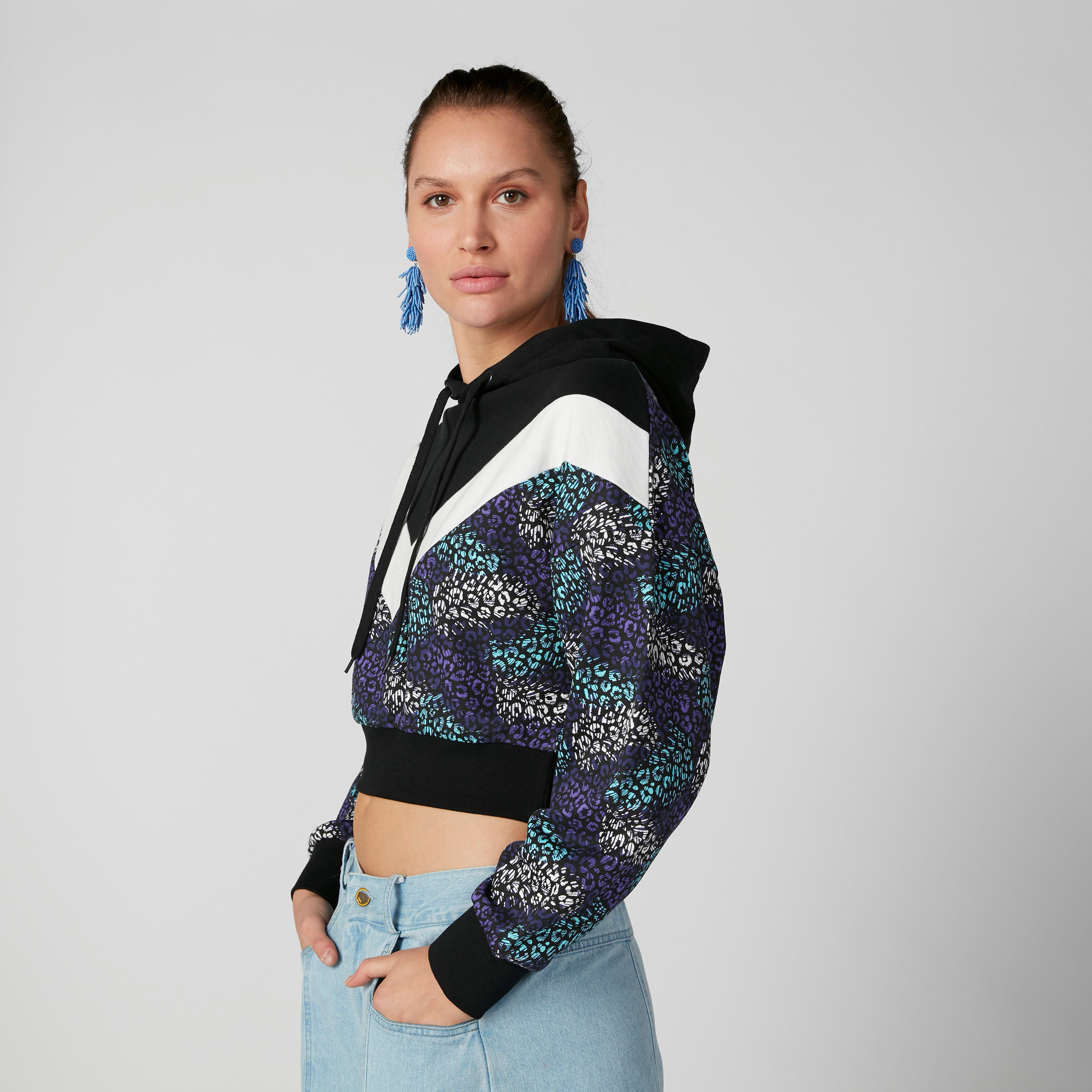 سويت شيرت قصير بطبعات وأكمام طويلة وقبعة-women-winterwear-hoodiesandsweatshirts-hoodies-image-4