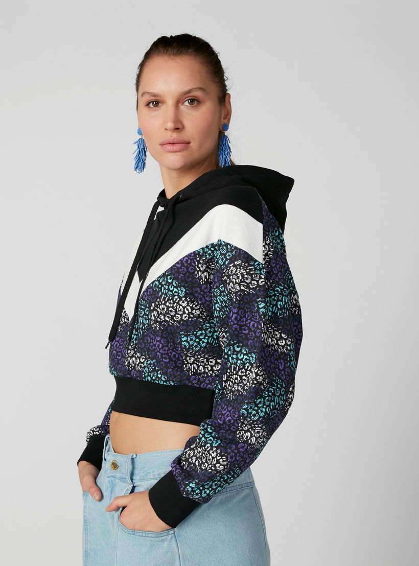 سويت شيرت قصير بطبعات وأكمام طويلة وقبعة-women-winterwear-hoodiesandsweatshirts-hoodies-image-4