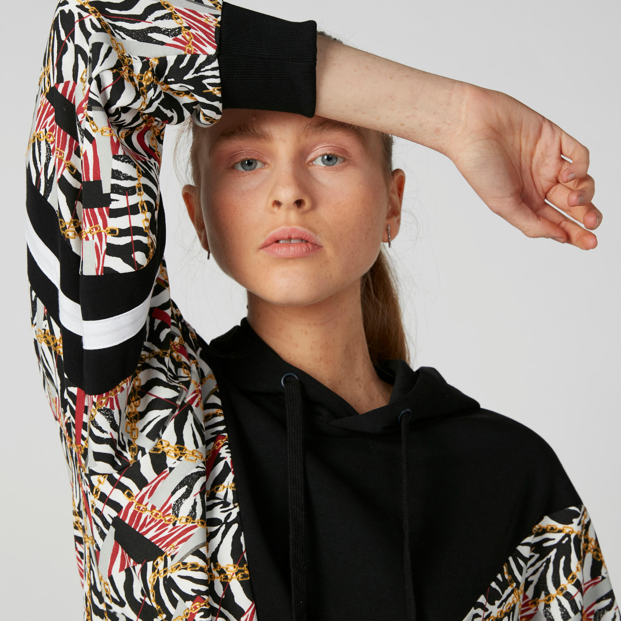سويت شيرت بقبعة وأكمام طويلة وطبعات-women-winterwear-hoodiesandsweatshirts-hoodies-image-3