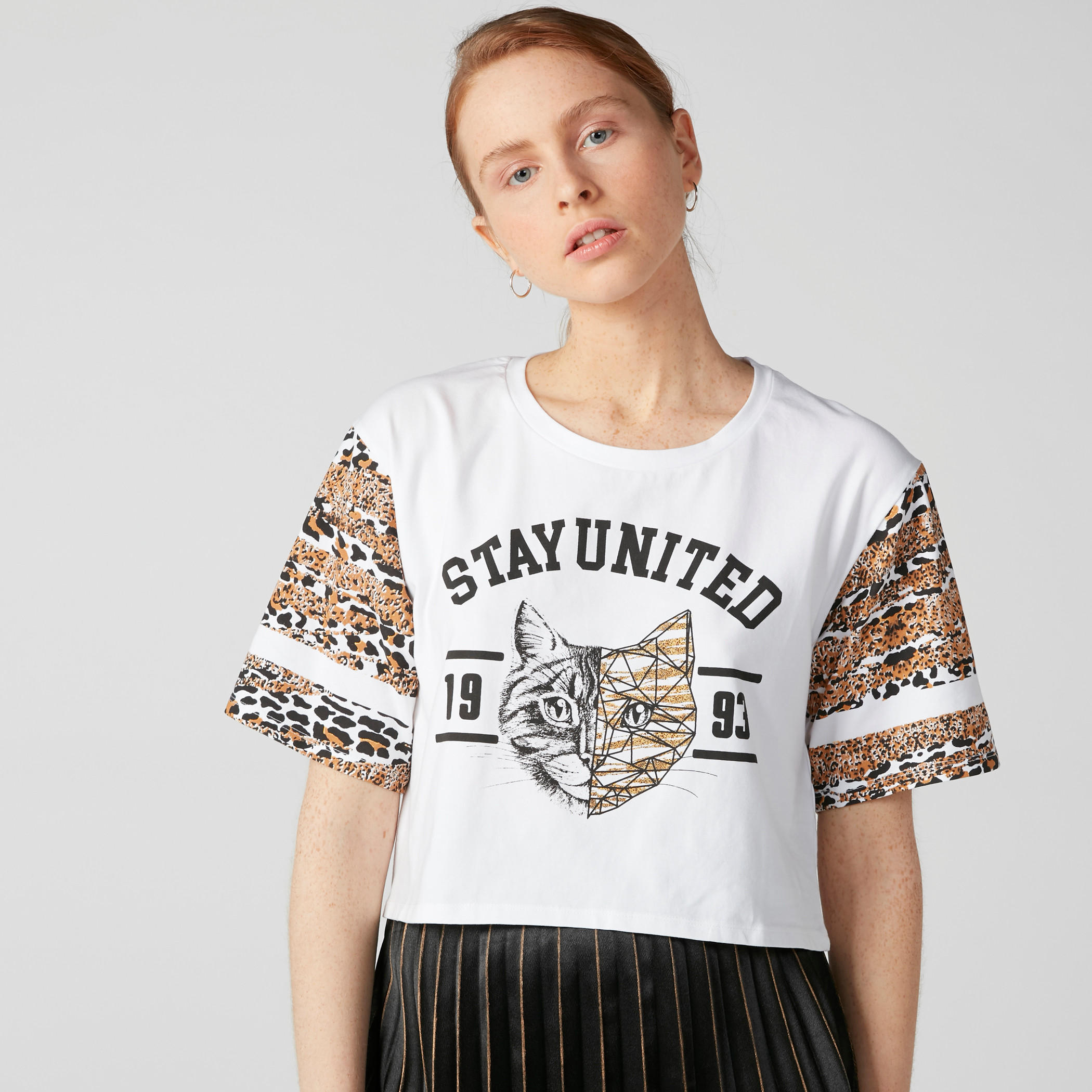 تيشيرت بياقة مستديرة وأكمام قصيرة وطبعات نصيّة-women-clothing-tshirts-image-1