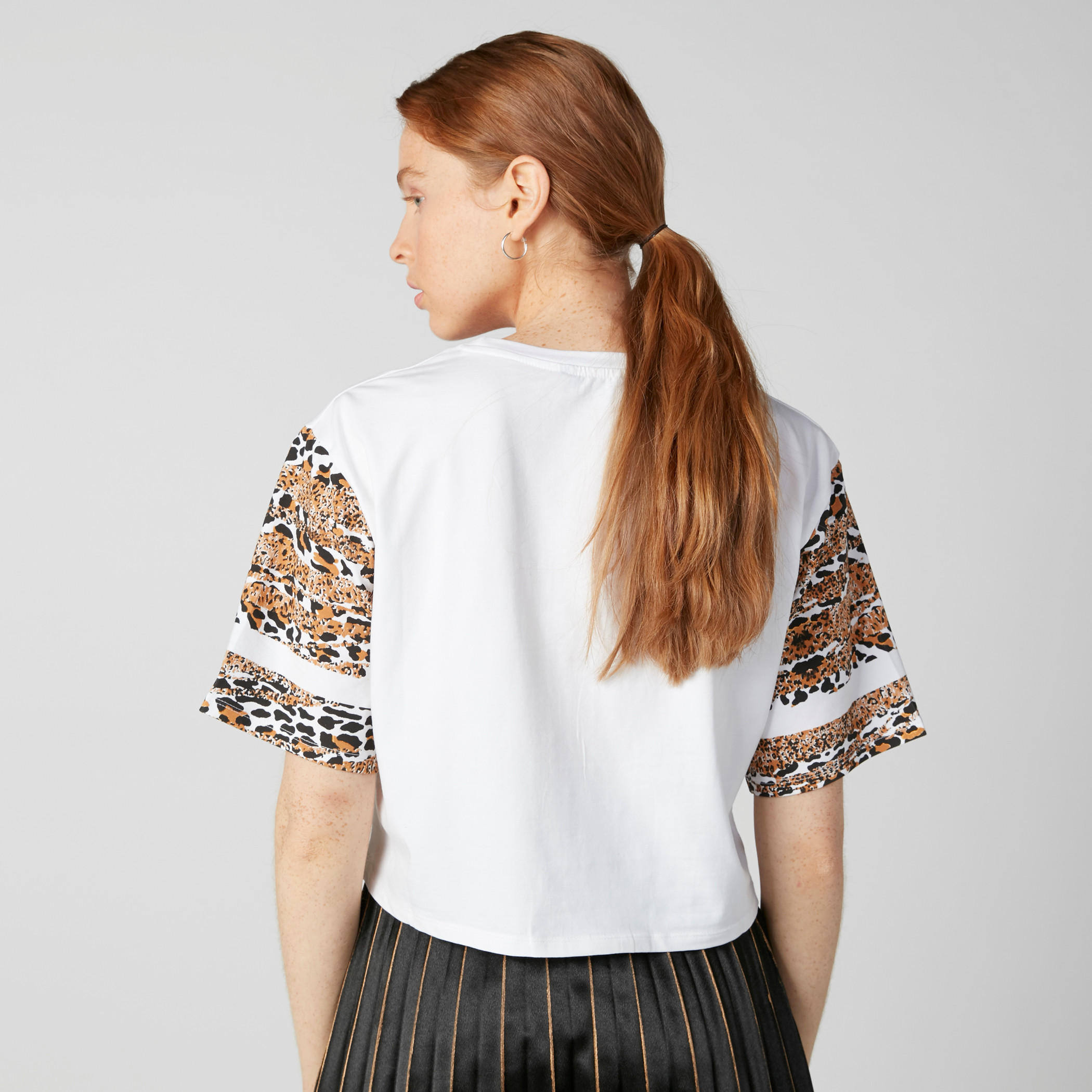 تيشيرت بياقة مستديرة وأكمام قصيرة وطبعات نصيّة-women-clothing-tshirts-image-2