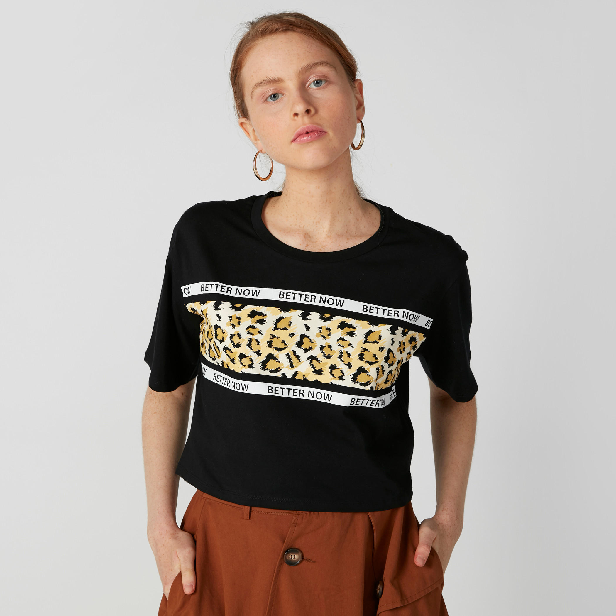 تيشيرت بياقة مستديرة وأكتاف منسدلة وطبعات-women-clothing-tshirts-image-3