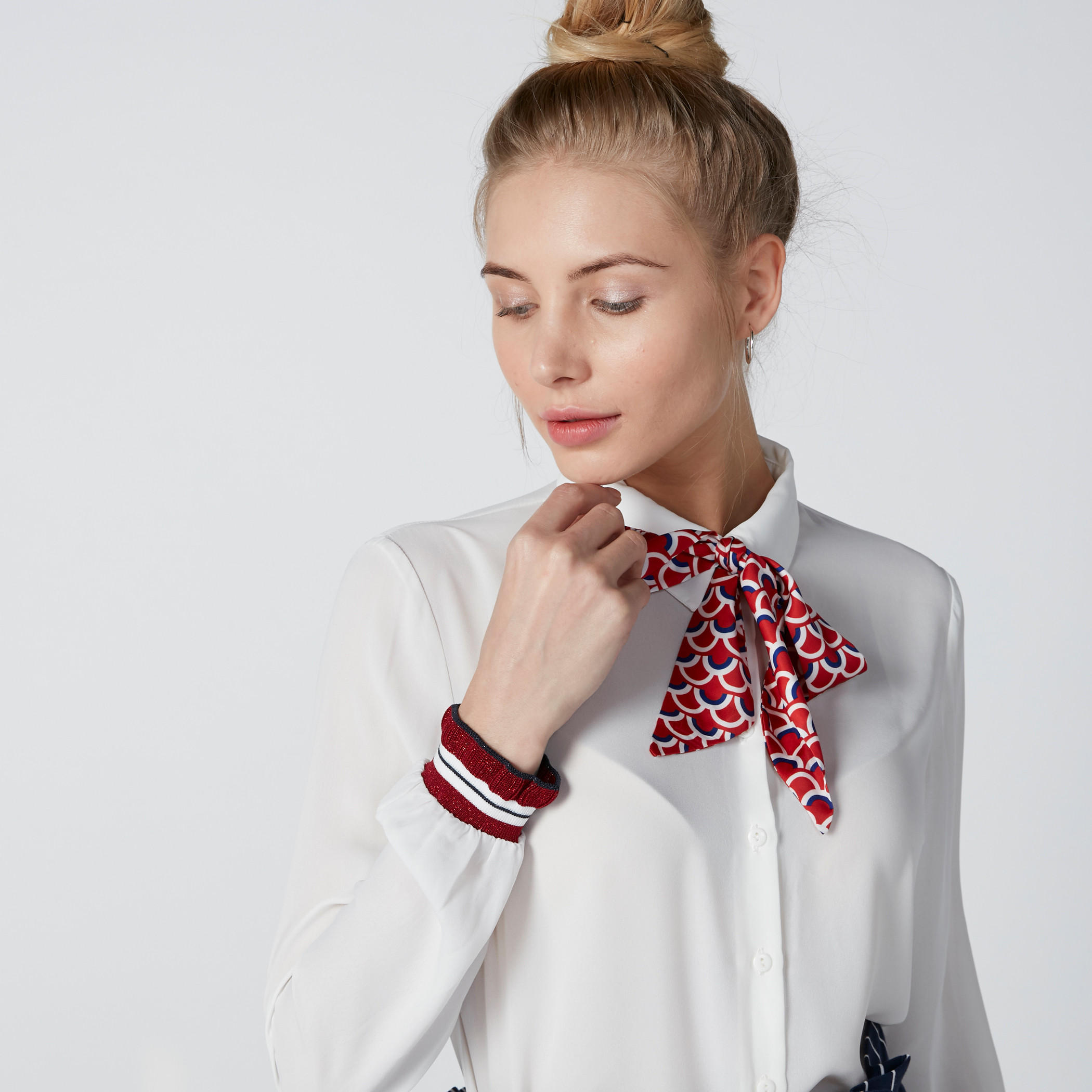 قميص بأكمام طويلة وفيونكة بطبعات-women-clothing-shirtsandblouses-shirts-image-1