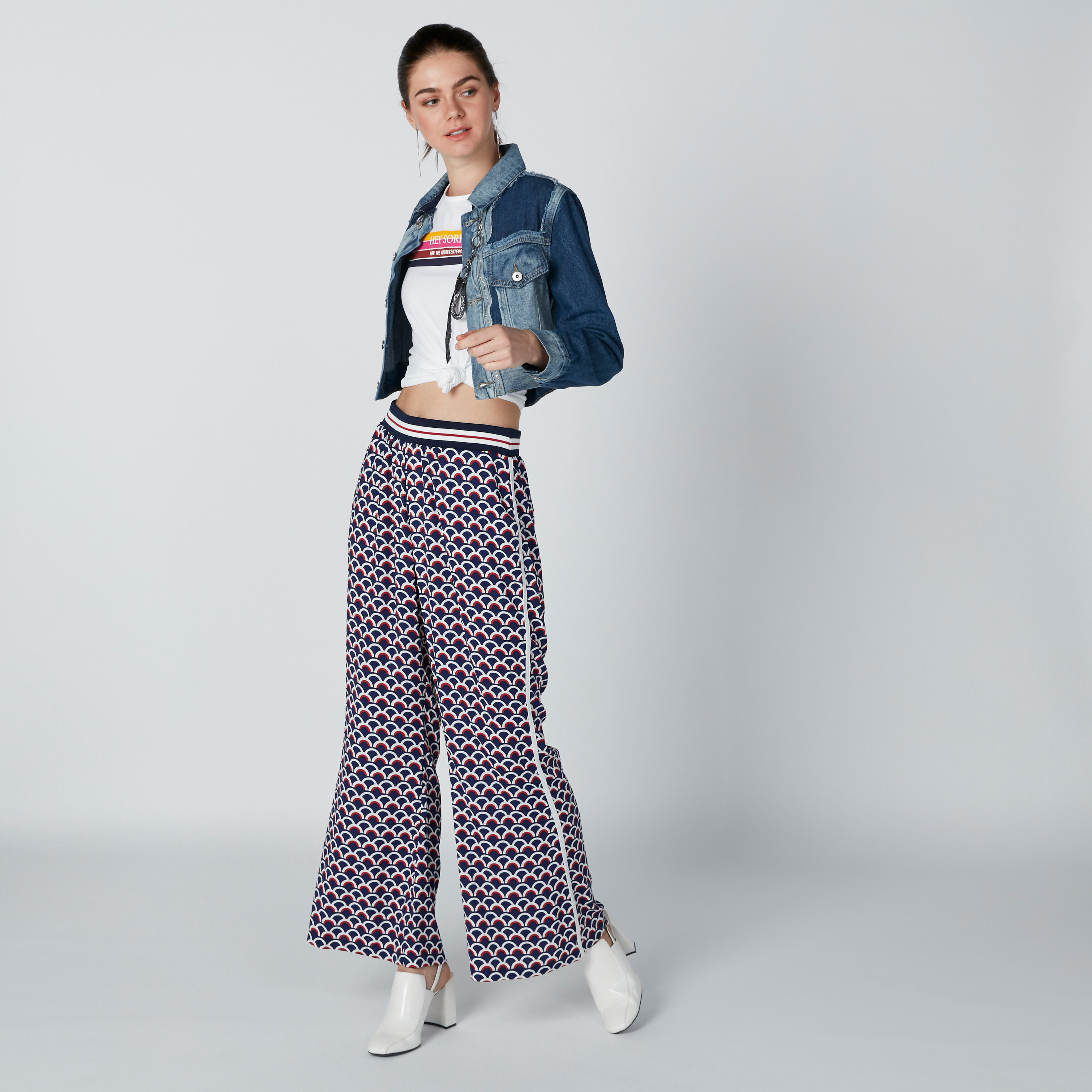 بنطال بالازو بخصر مقلّم وجيوب وطبعات-women-clothing-bottoms-trousers-image-1