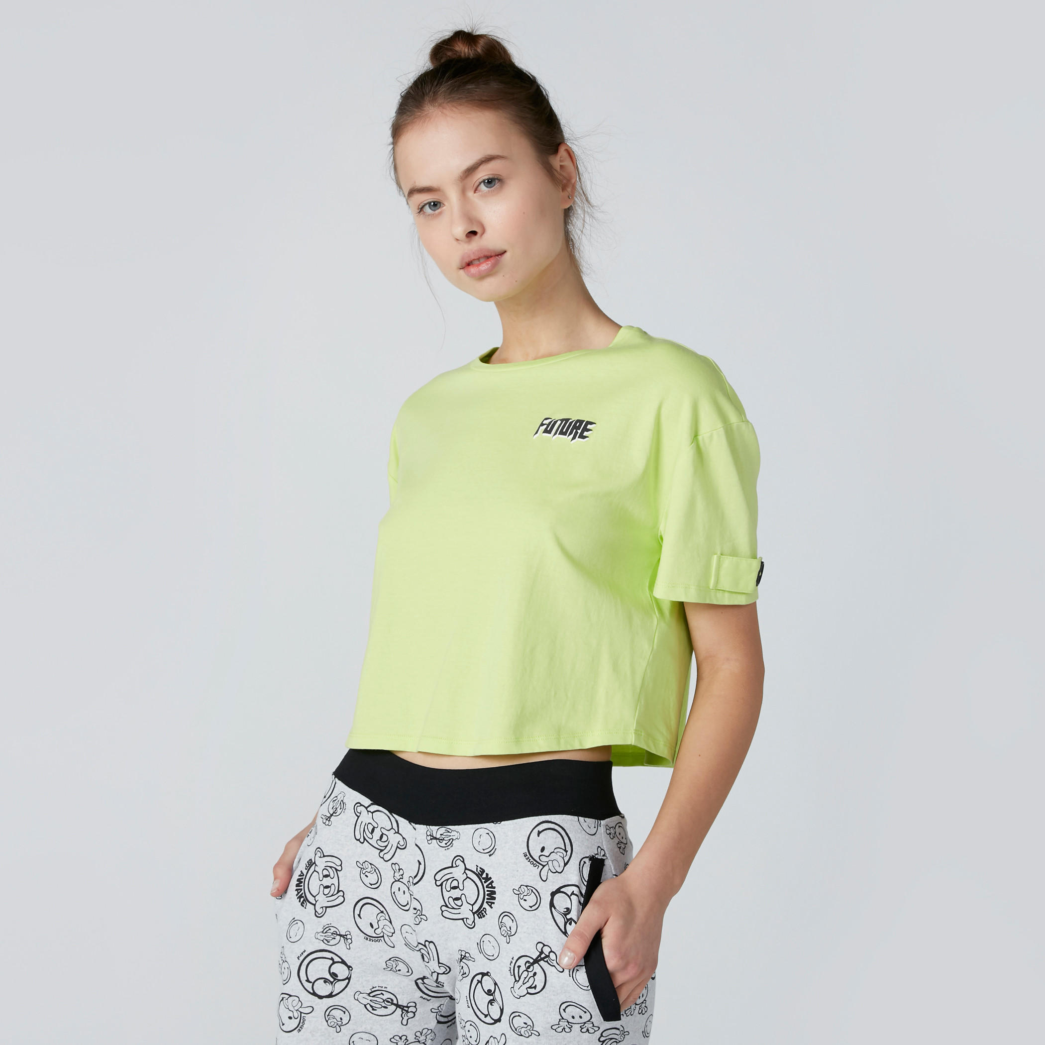 تيشيرت بياقة مستديرة وأزرار وطبعات نصيّة-women-clothing-tshirts-image-5