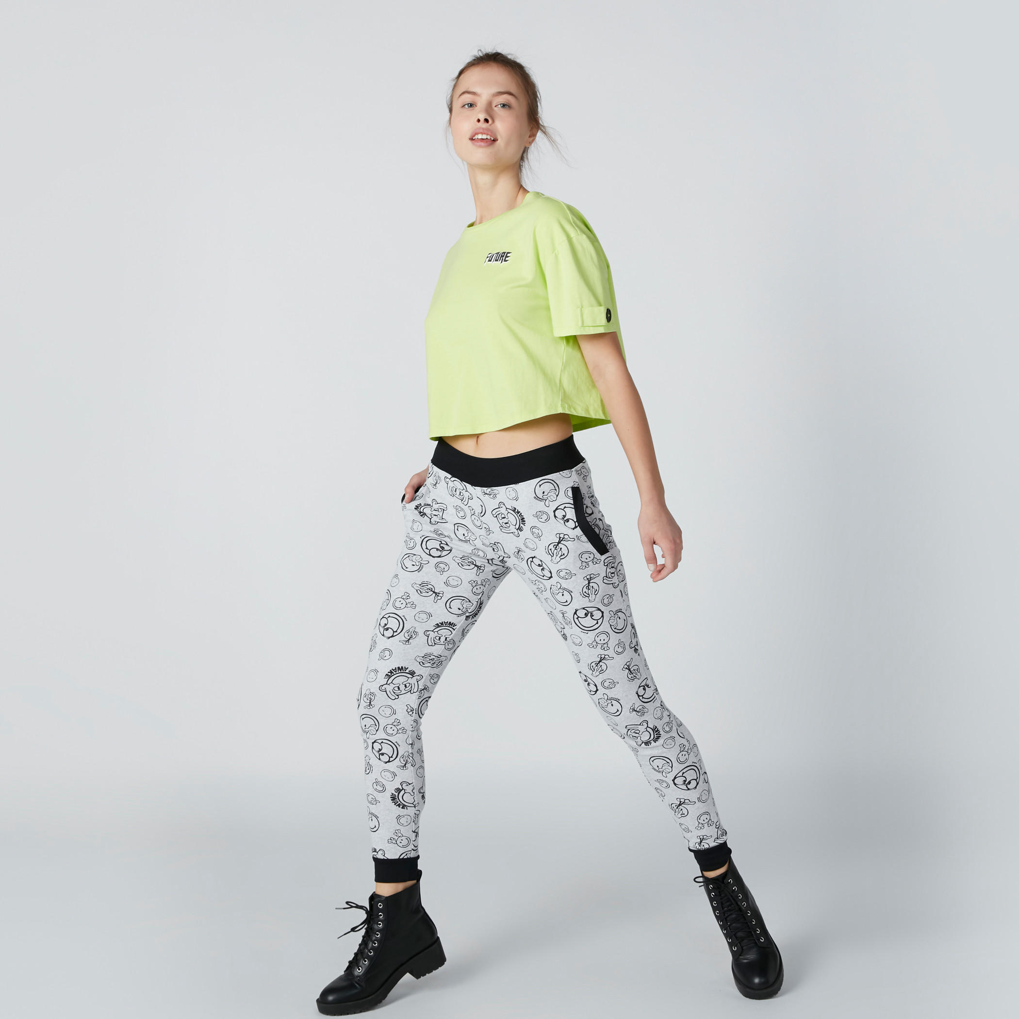 تيشيرت بياقة مستديرة وأزرار وطبعات نصيّة-women-clothing-tshirts-image-3