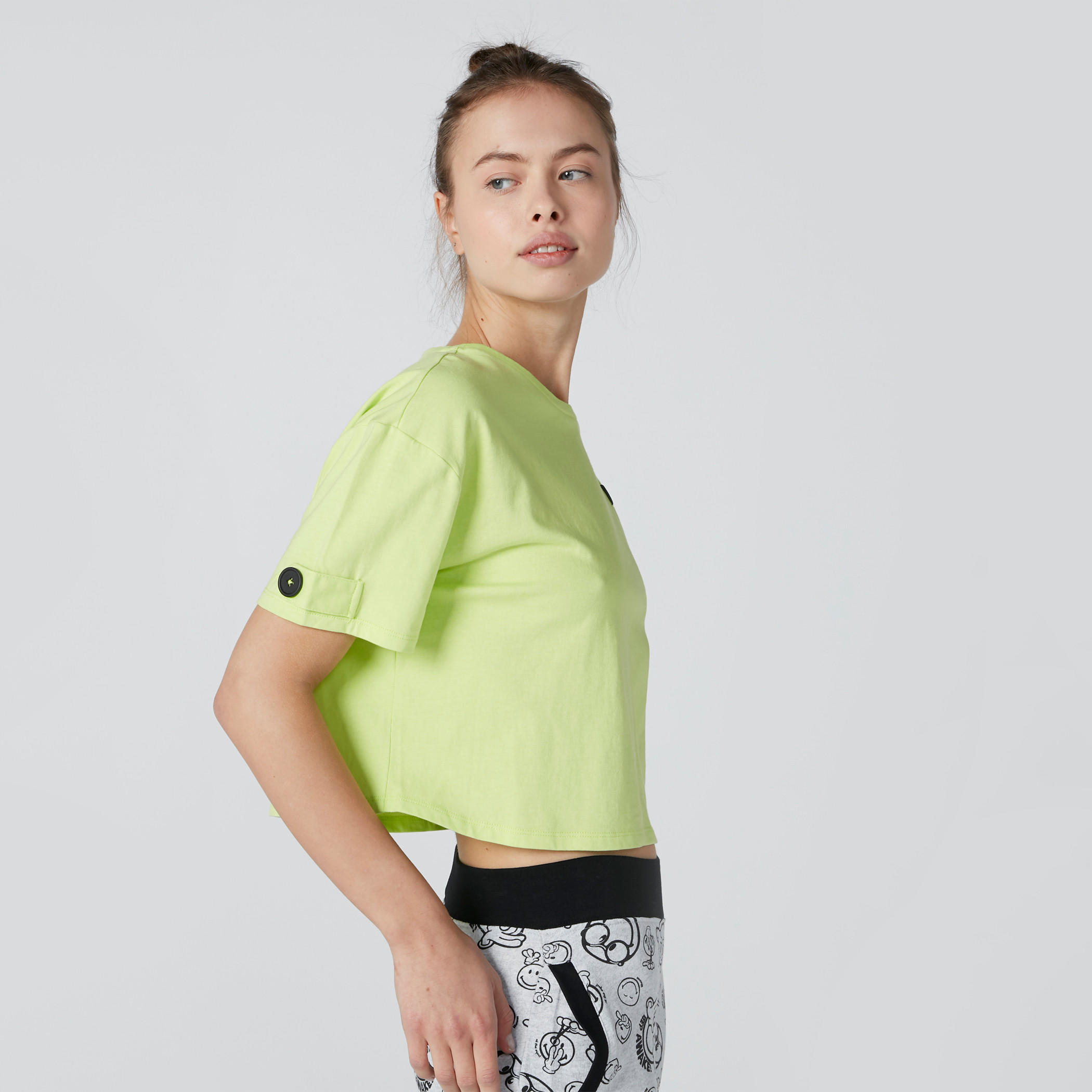تيشيرت بياقة مستديرة وأزرار وطبعات نصيّة-women-clothing-tshirts-image-2