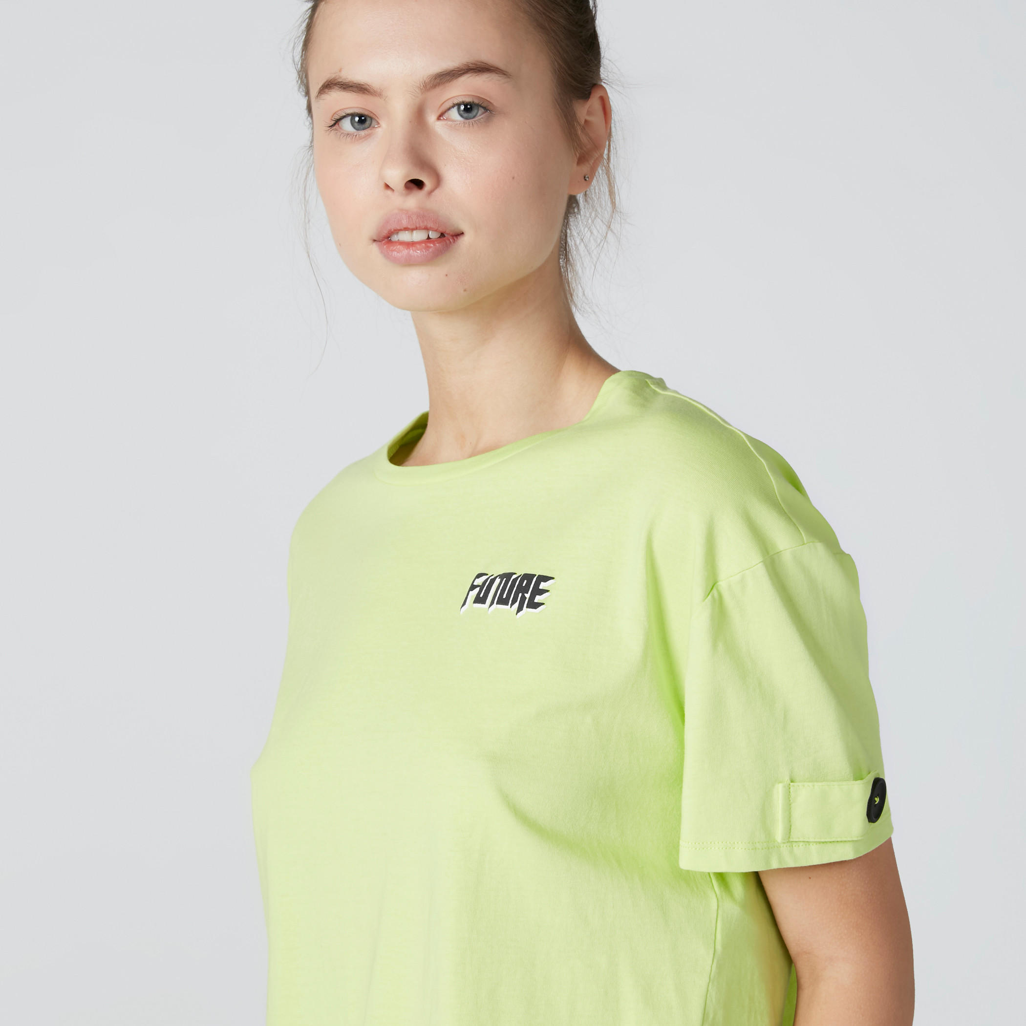 تيشيرت بياقة مستديرة وأزرار وطبعات نصيّة-women-clothing-tshirts-image-1