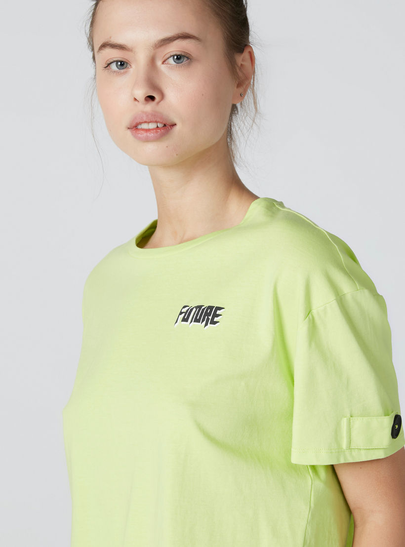 تيشيرت بياقة مستديرة وأزرار وطبعات نصيّة-women-clothing-tshirts-image-1