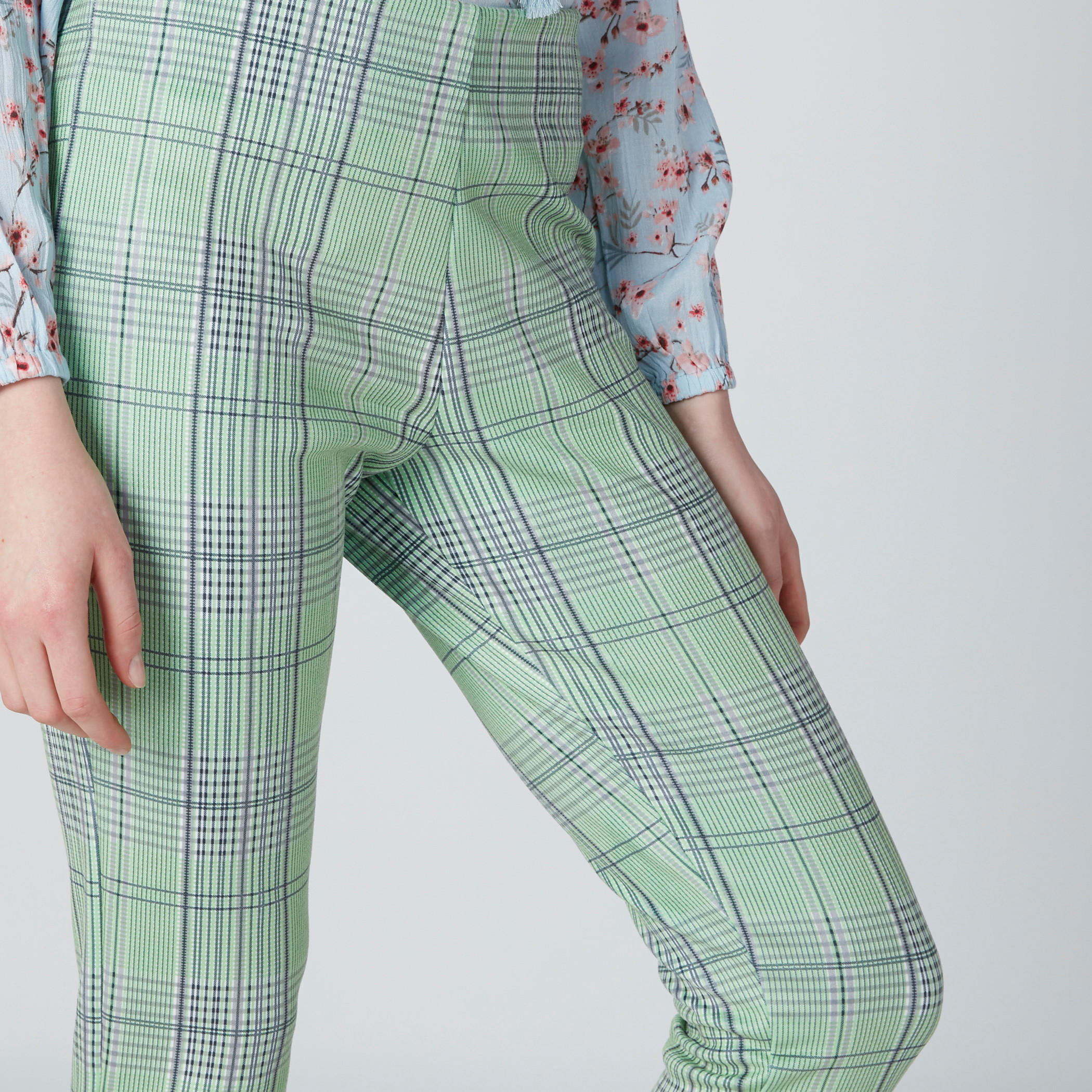 بنطال كاروهات بحوّاف قصيرة-women-clothing-bottoms-leggings-image-4