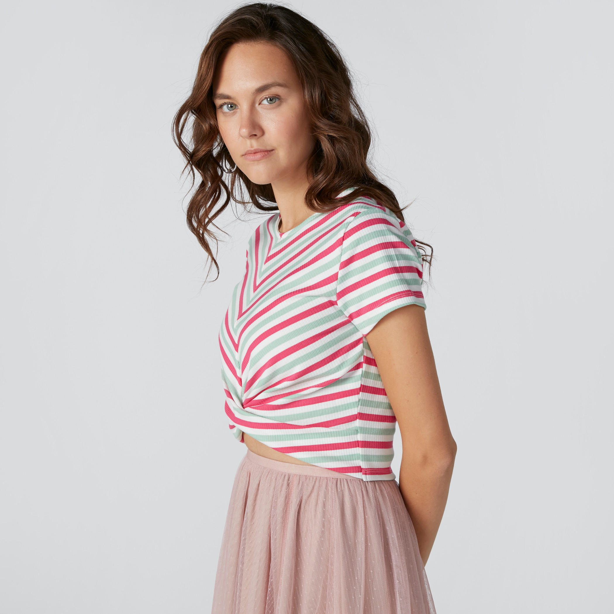 بلوزة قصيرة مقلّمة بياقة مستديرة وأكمام قصيرة-women-clothing-shirtsandblouses-blouses-image-4