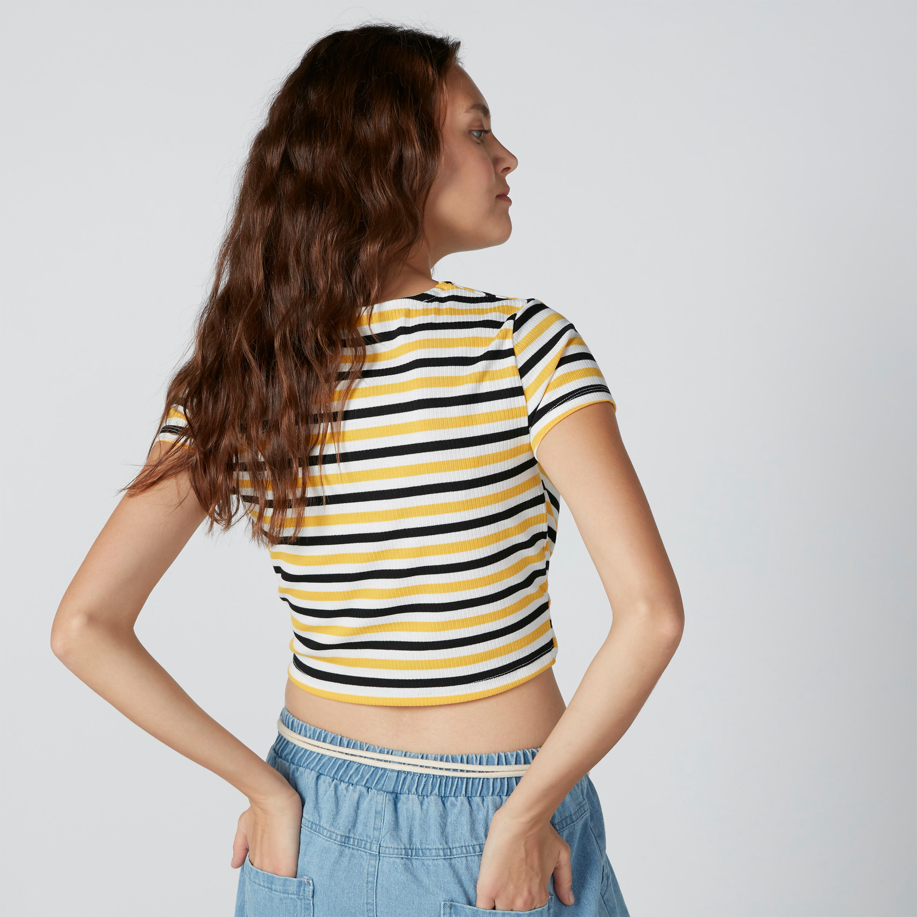 بلوزة قصيرة مقلّمة بياقة مستديرة وحوّاف غير مستوية-women-clothing-shirtsandblouses-blouses-image-2