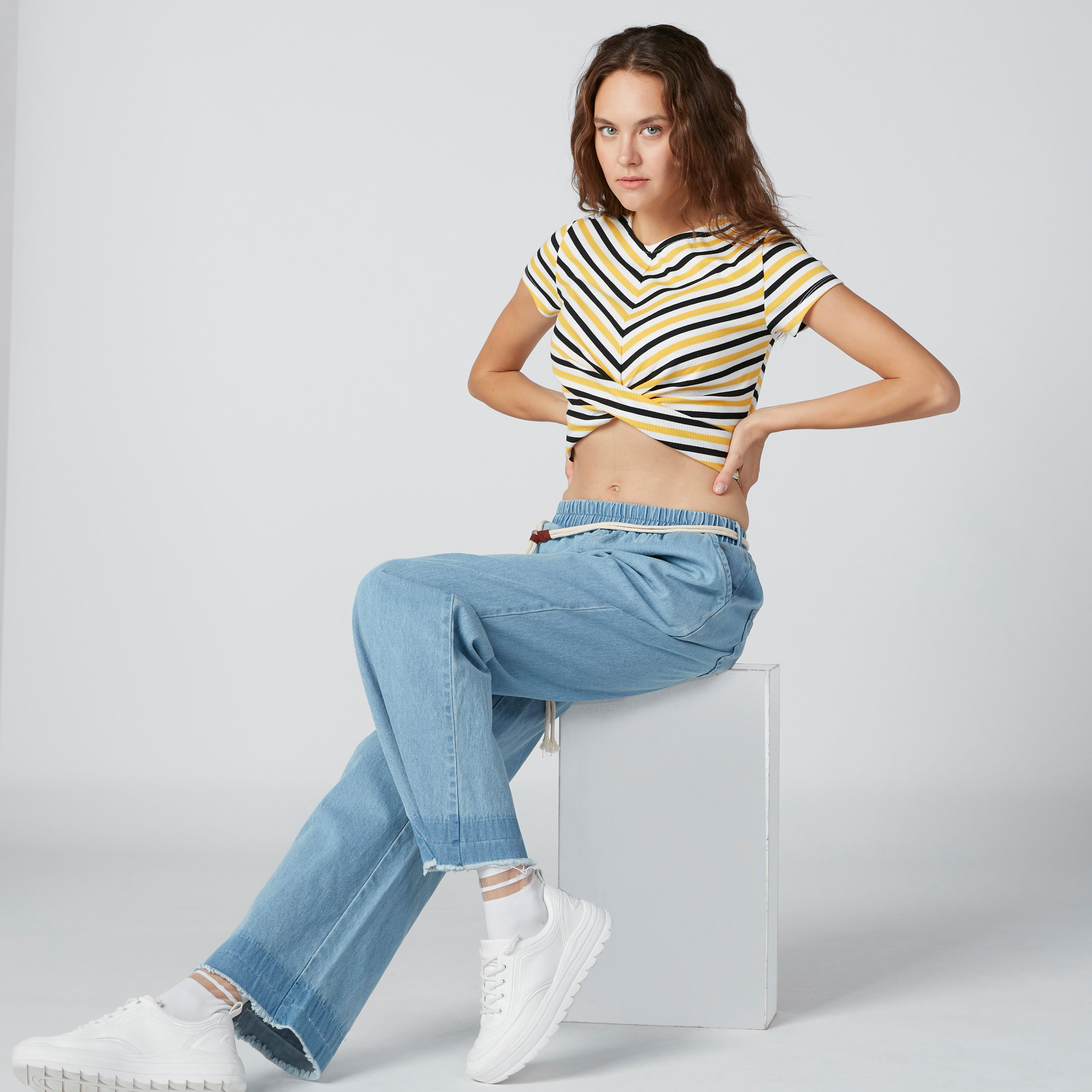 بلوزة قصيرة مقلّمة بياقة مستديرة وحوّاف غير مستوية-women-clothing-shirtsandblouses-blouses-image-3