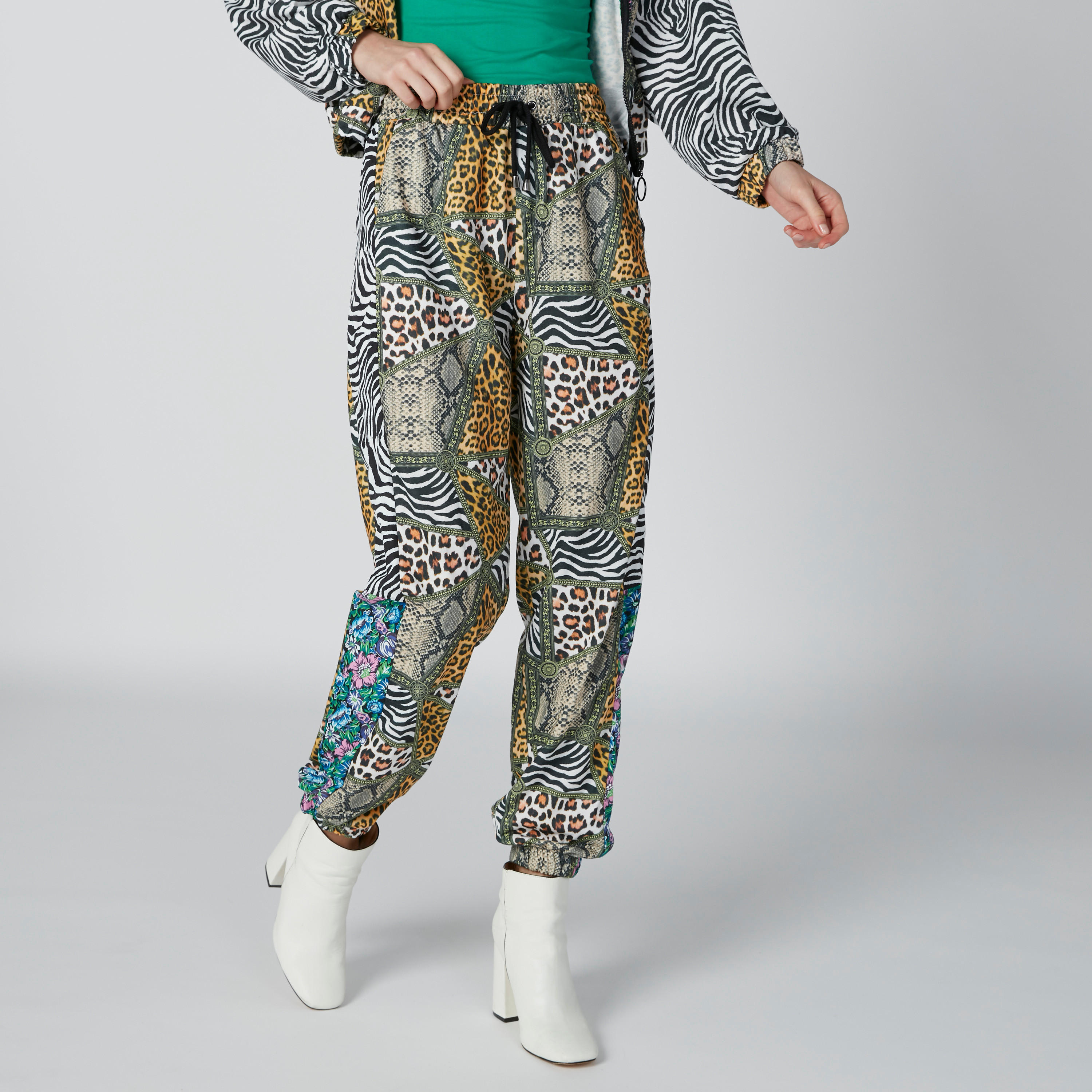 بنطال رياضي بجيوب وطبعات-women-clothing-bottoms-joggers-image-5