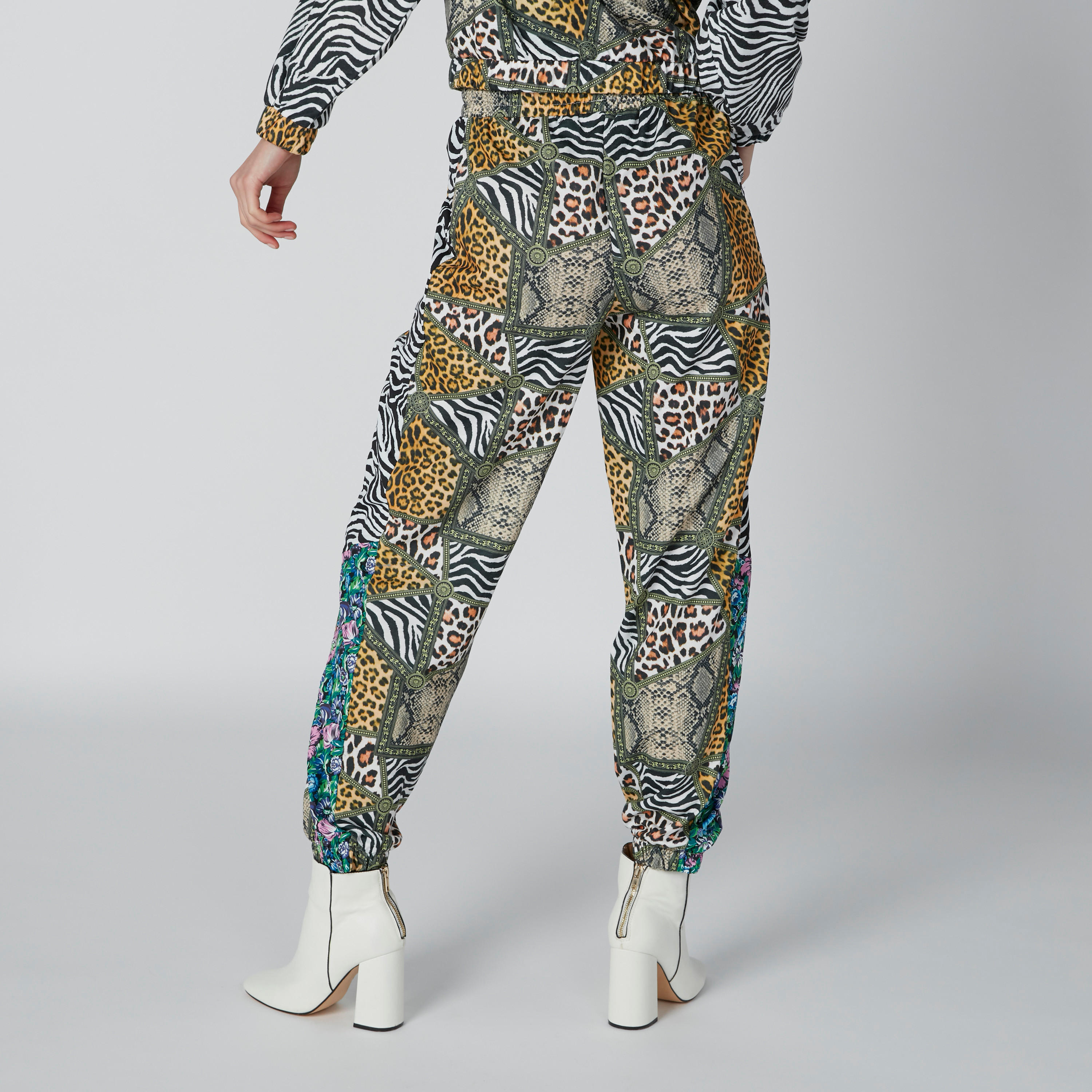 بنطال رياضي بجيوب وطبعات-women-clothing-bottoms-joggers-image-4