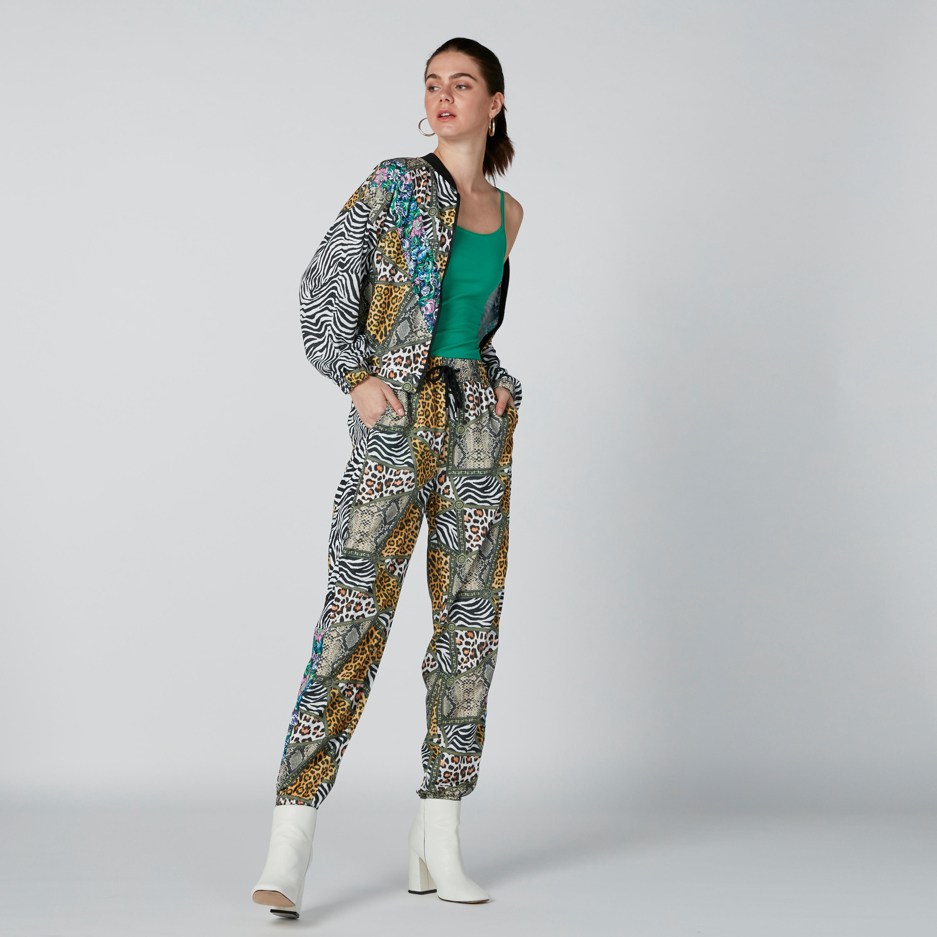 بنطال رياضي بجيوب وطبعات-women-clothing-bottoms-joggers-image-3