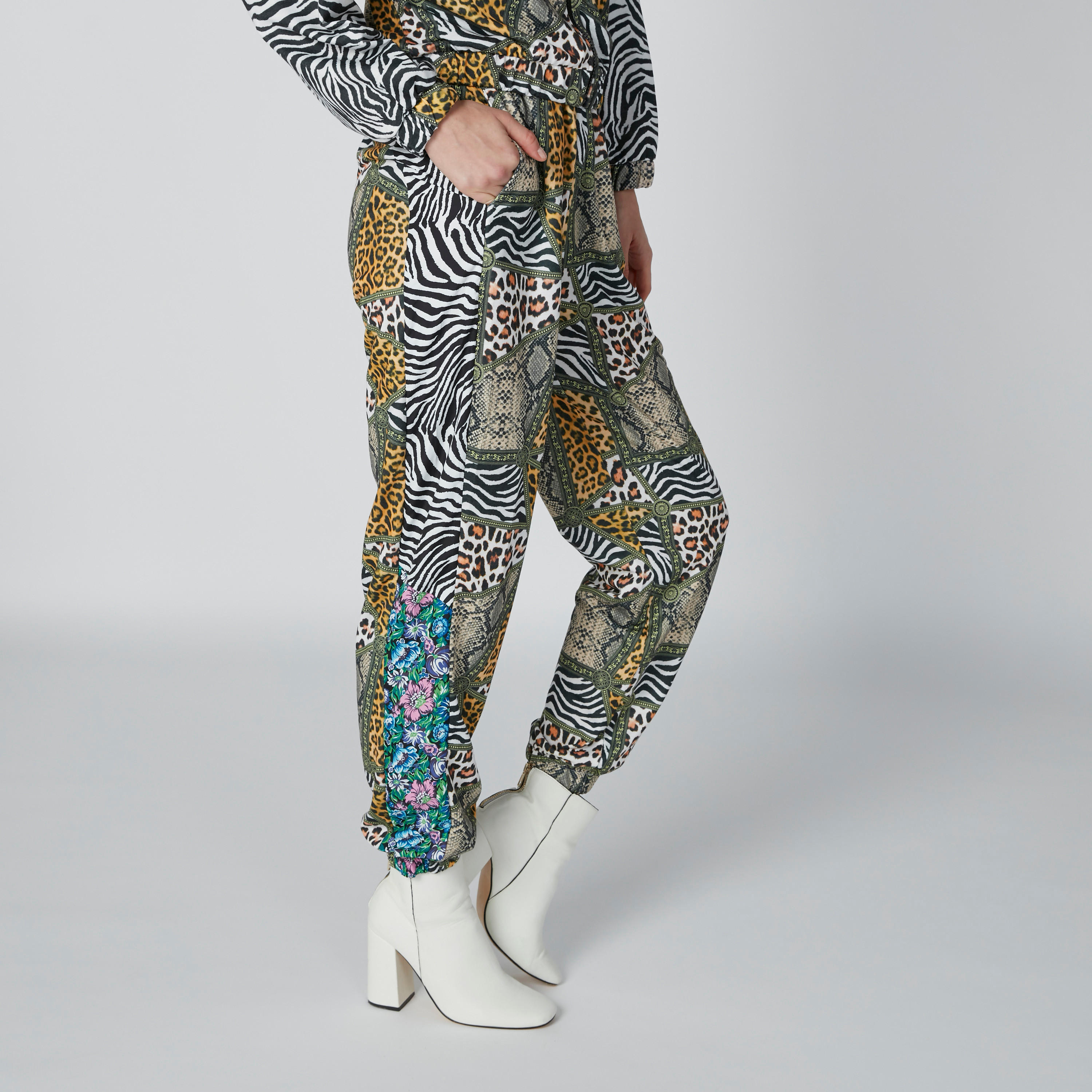 بنطال رياضي بجيوب وطبعات-women-clothing-bottoms-joggers-image-2