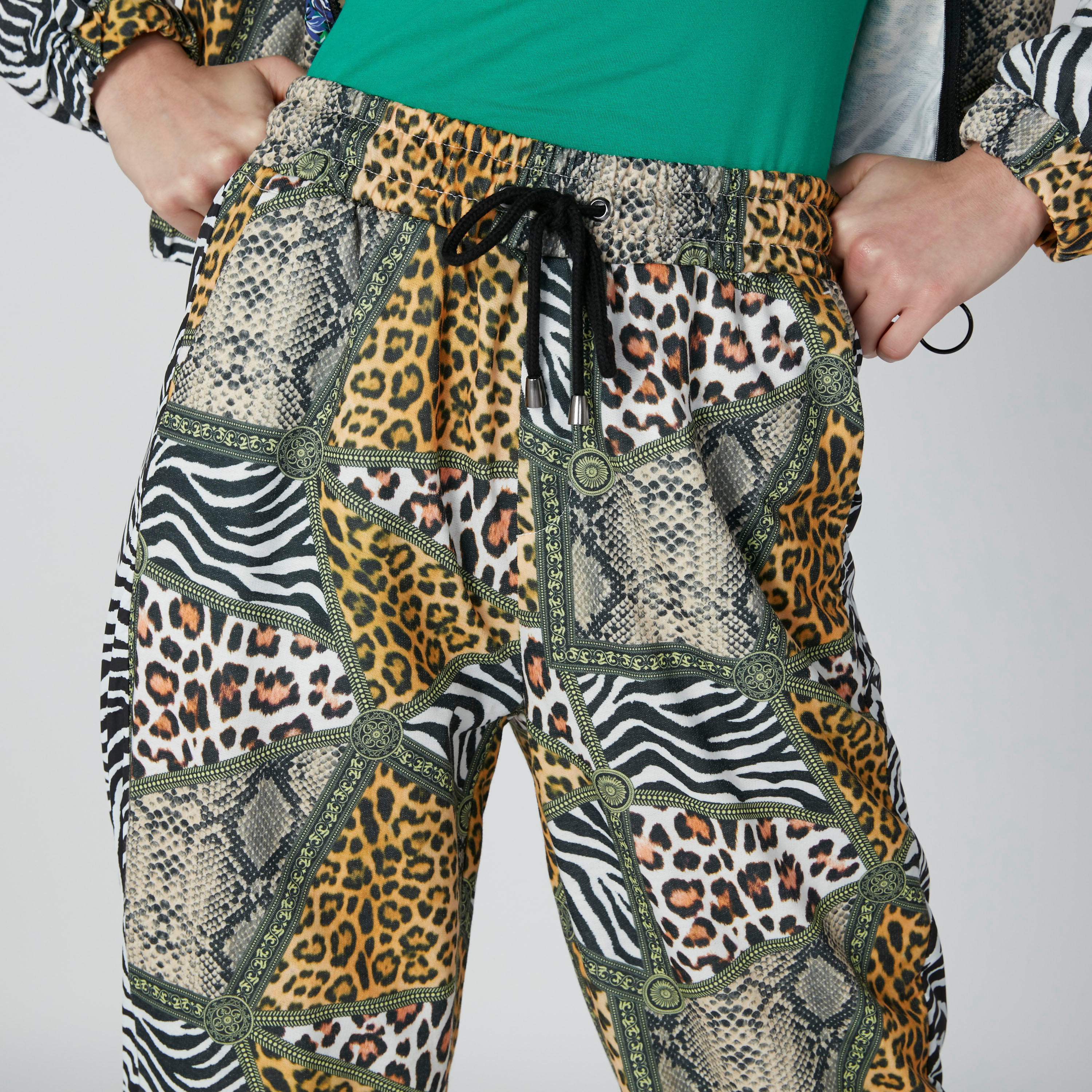 بنطال رياضي بجيوب وطبعات-women-clothing-bottoms-joggers-image-1