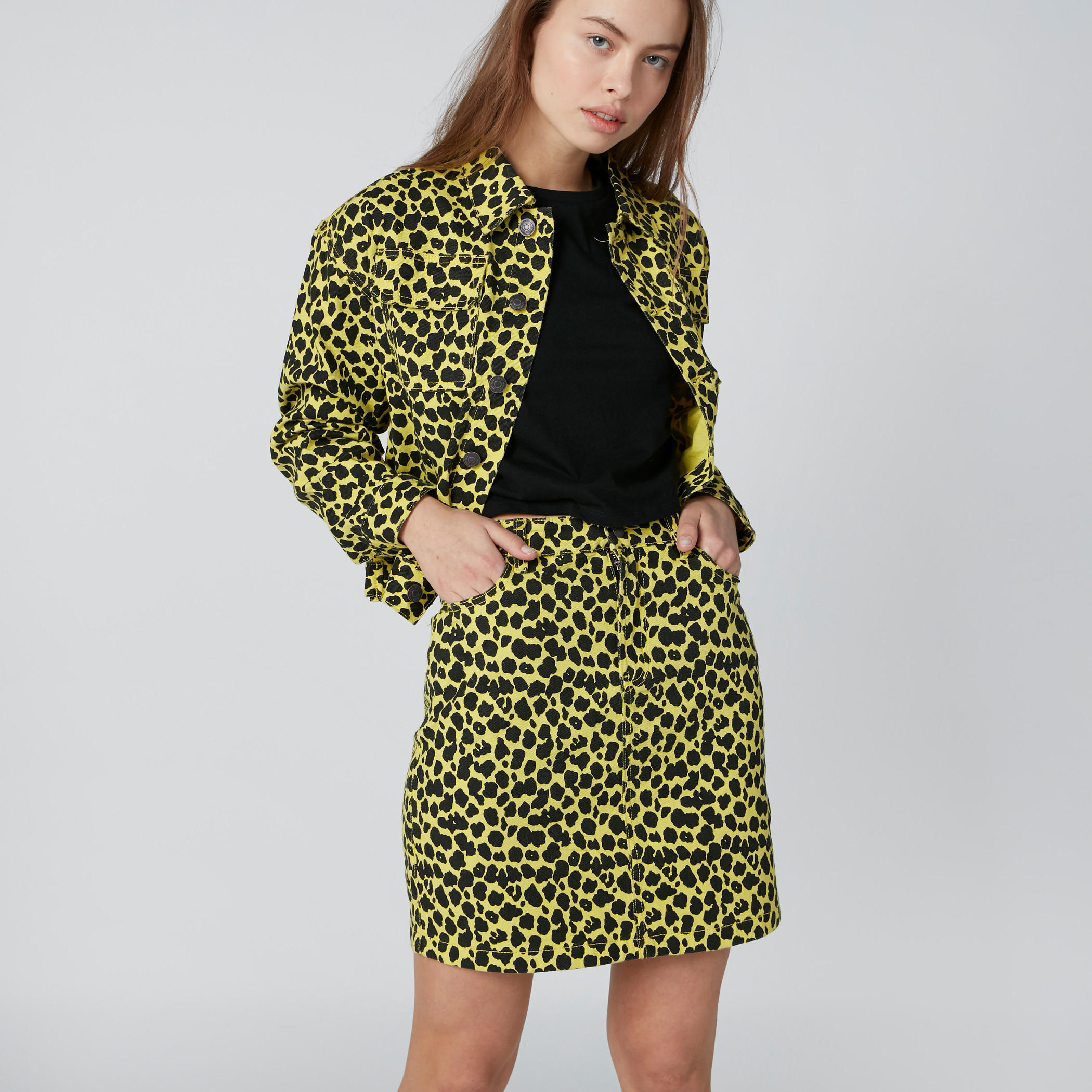 تنورة قصيرة ضيّقة بزر إغلاق وجيوب وطبعات-women-clothing-bottoms-skirts-image-1