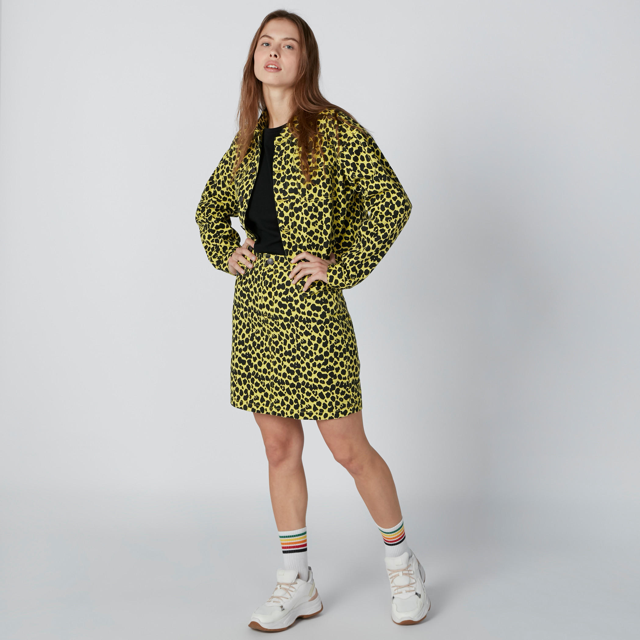 تنورة قصيرة ضيّقة بزر إغلاق وجيوب وطبعات-women-clothing-bottoms-skirts-image-3