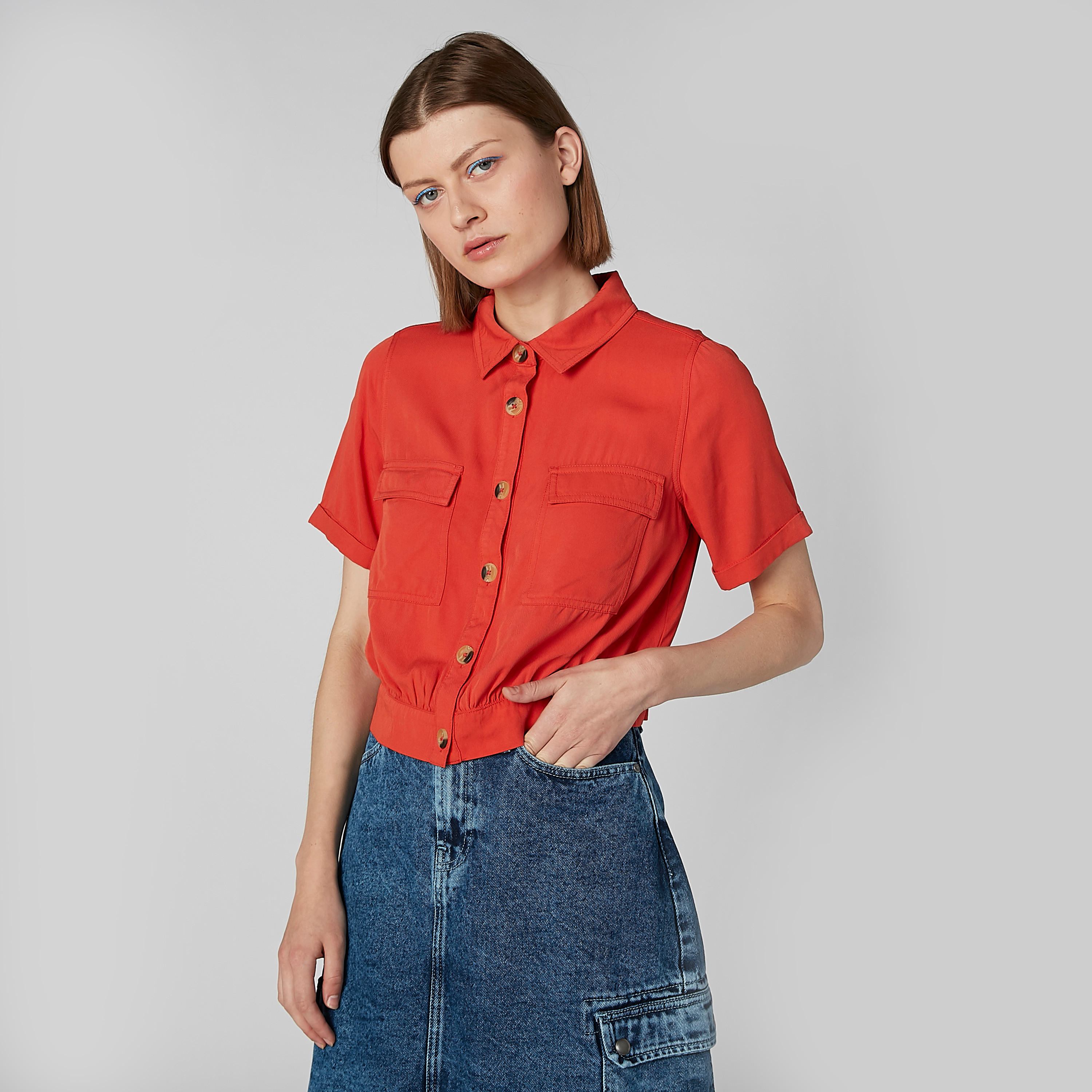 قميص سادة قصير بأكمام قصيرة وجيب على الصدر-women-clothing-shirtsandblouses-shirts-image-1