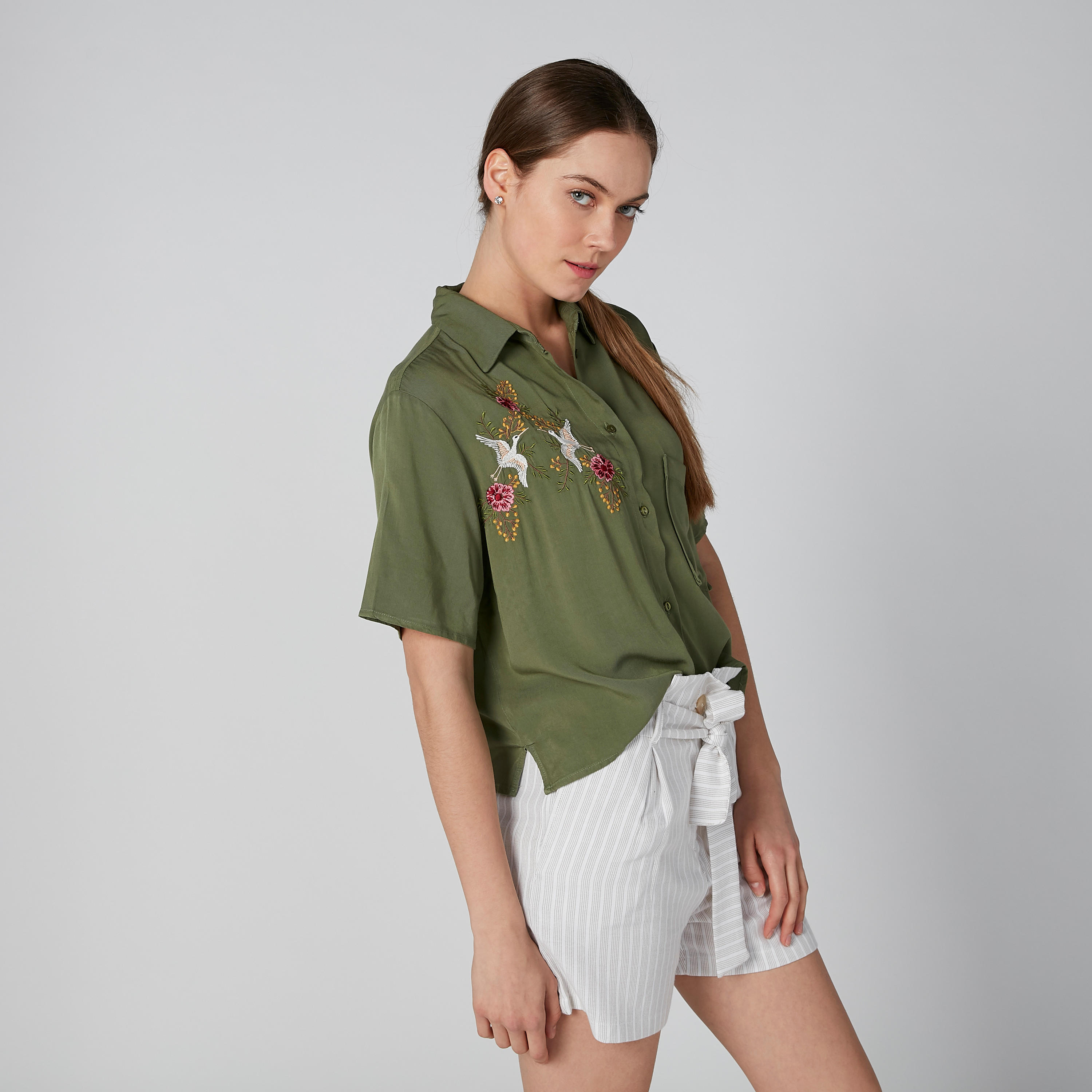 قميص مطرّز بأكمام قصيرة وجيب على الصدر-women-clothing-shirtsandblouses-shirts-image-1