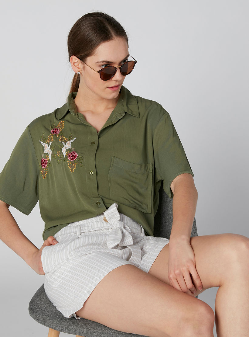 قميص مطرّز بأكمام قصيرة وجيب على الصدر-women-clothing-shirtsandblouses-shirts-image-4